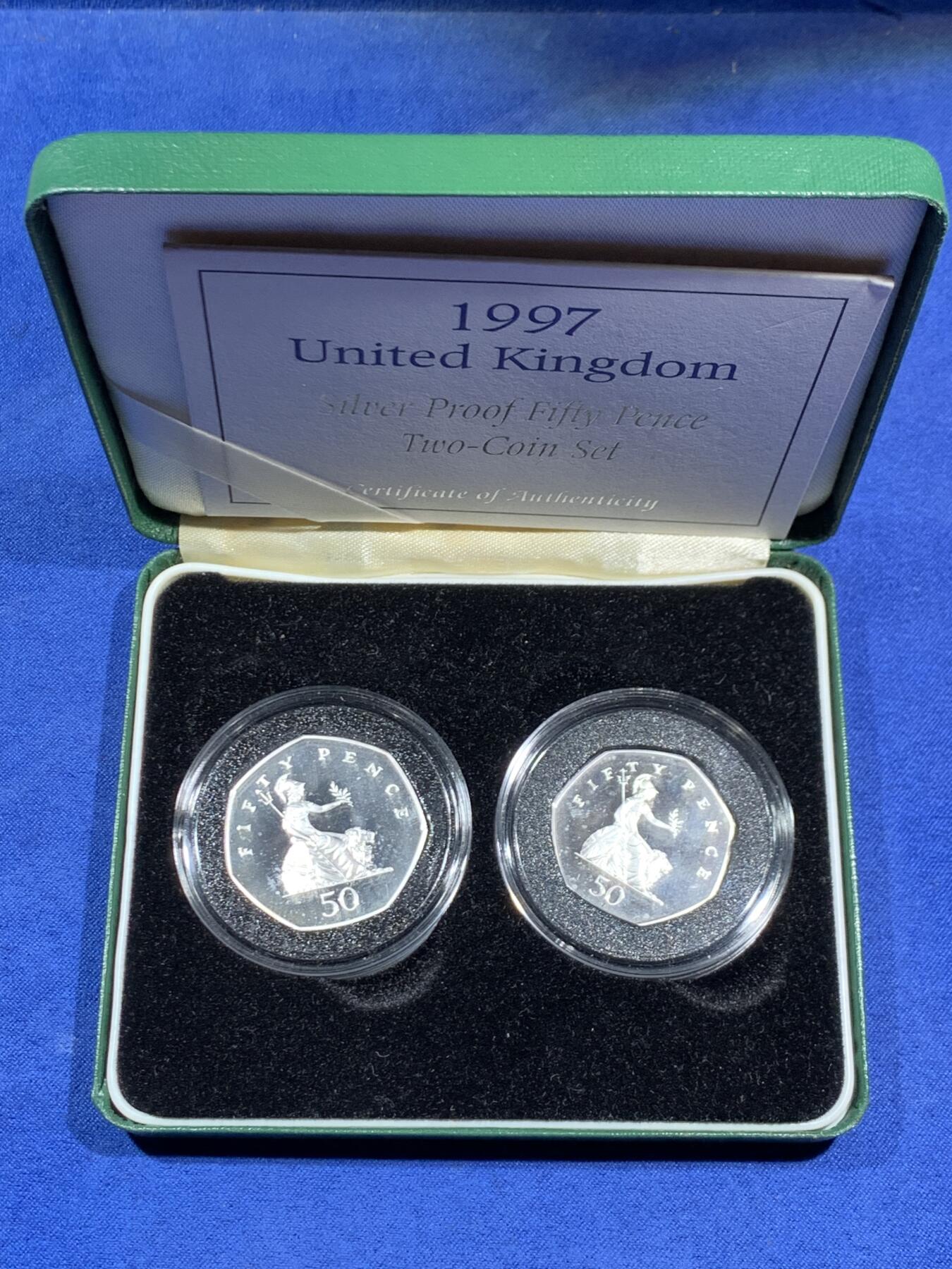 《竞宝斋》第470场 周日，周一，周二 3场连拍 （全场包邮）欢迎送拍 两枚一组 英国 1997年50便士精制银币 纪念改版 直径30mm+27.3mm(13.5g+8g) 发行2.5万套 盒证齐全