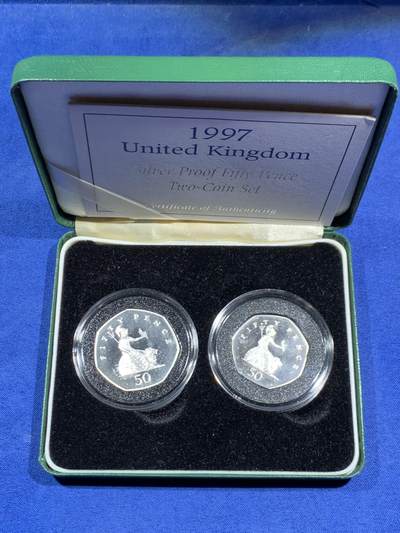 《竞宝斋》第470场 周日，周一，周二 3场连拍 （全场包邮）欢迎送拍 - 两枚一组 英国 1997年50便士精制银币 纪念改版 直径30mm+27.3mm(13.5g+8g) 发行2.5万套 盒证齐全