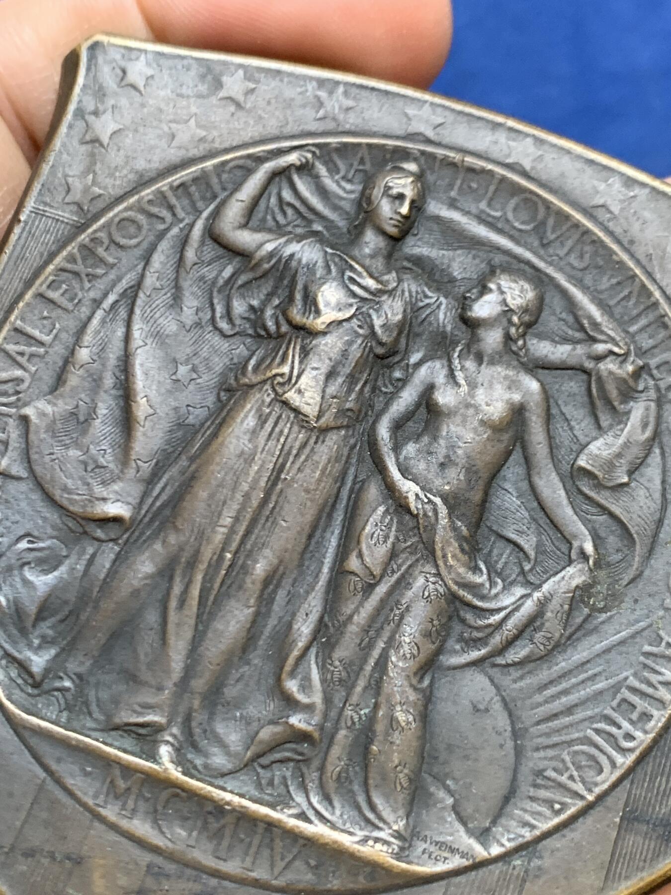 《竞宝斋》第470场 周日，周一，周二 3场连拍 （全场包邮）欢迎送拍 1904年美国圣路易斯安娜世博会盾型纪念章 GRAND PRIZE 最高级别荣誉大奖 稀有 市场未发现同款 150.6克 尺寸约为65*74mm