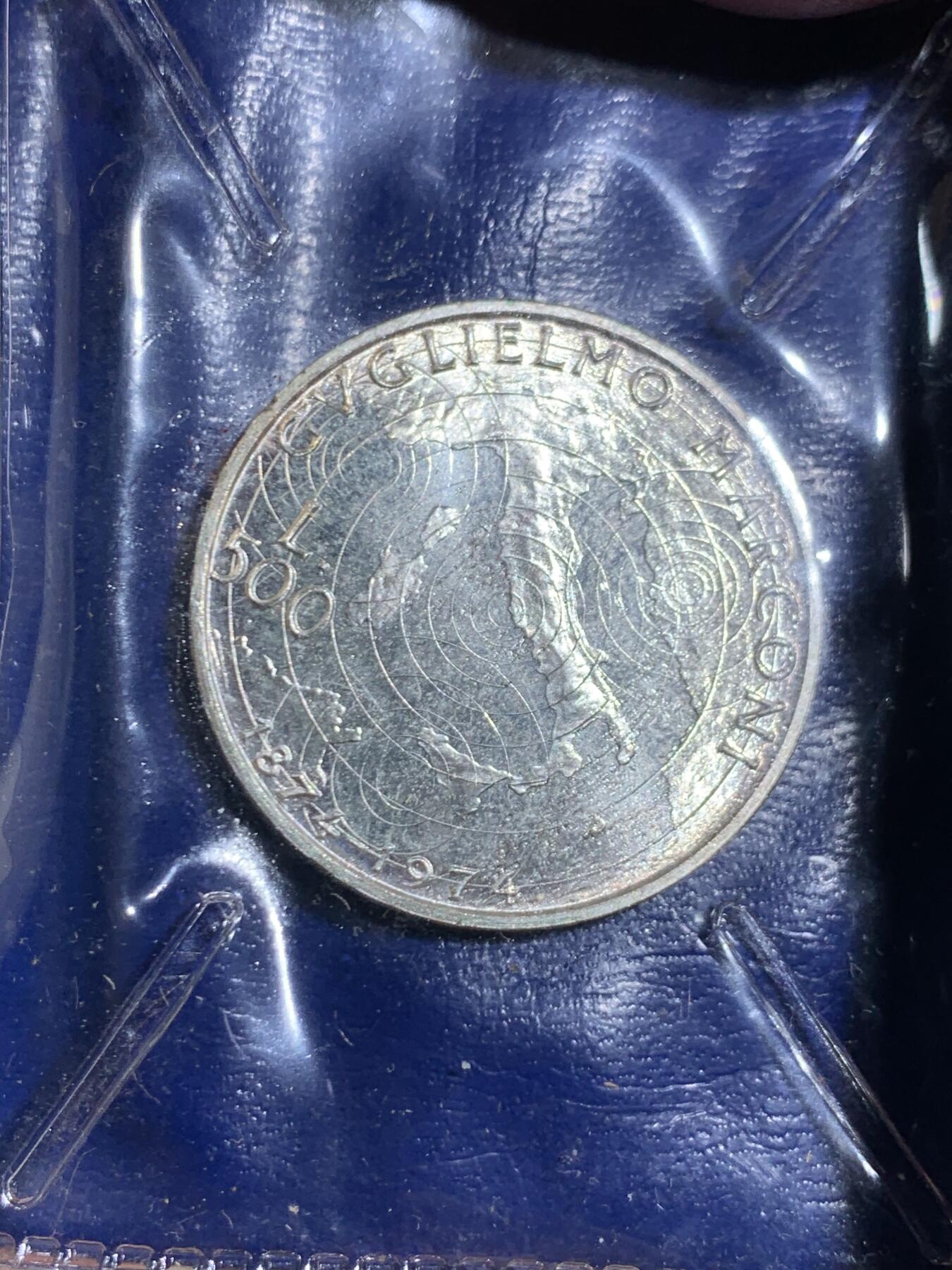 《竞宝斋》第470场 周日，周一，周二 3场连拍 （全场包邮）欢迎送拍 小钱包 意大利1974年无线电报之父伽利尔摩·马可尼诞辰100周年500里拉纪念银币 背面意大利地图配无线电花纹很有设计感 835银 11克