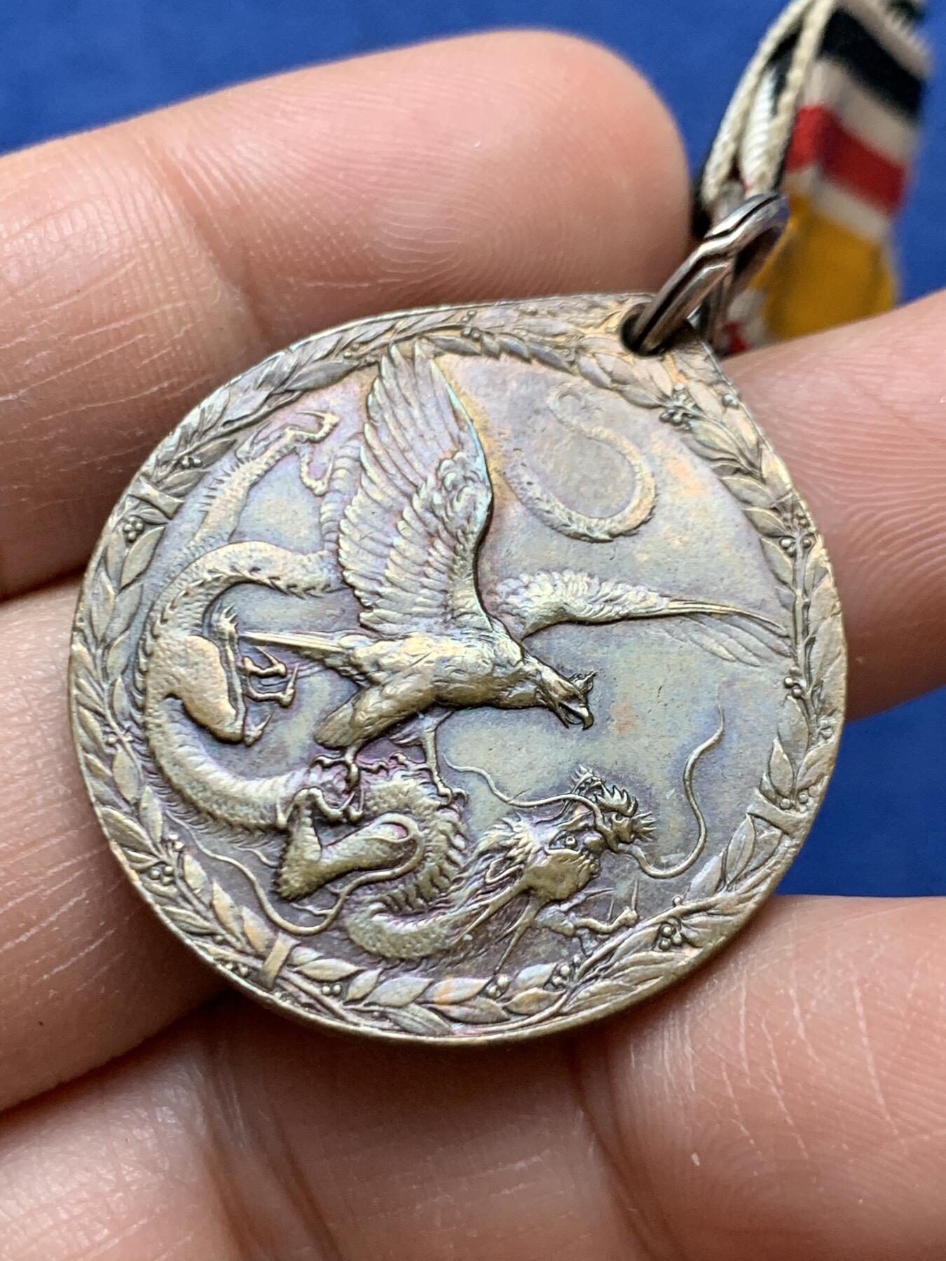 《竞宝斋》第470场 周日，周一，周二 3场连拍 （全场包邮）欢迎送拍 德国1900庚子事变龙鹰勋章，非常著名的品种。PCGS目前给进行评级，细节漂亮，背面有胶水残留，细节见图，总重17.6克。