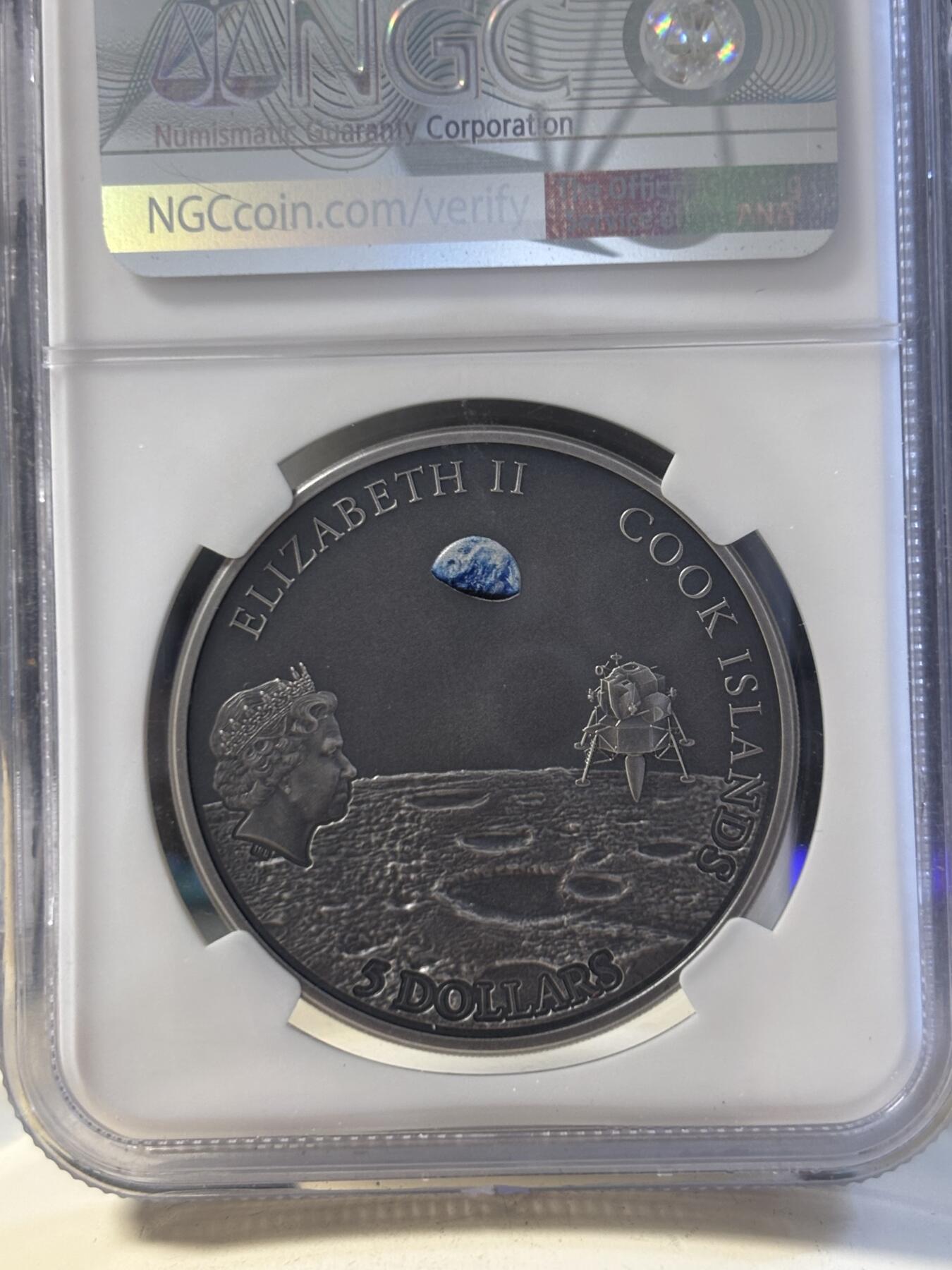 第194期拍卖 库克2019人类登月脚印镶嵌陨石仿古1盎司银币NGC-PF70，999银，发行499枚