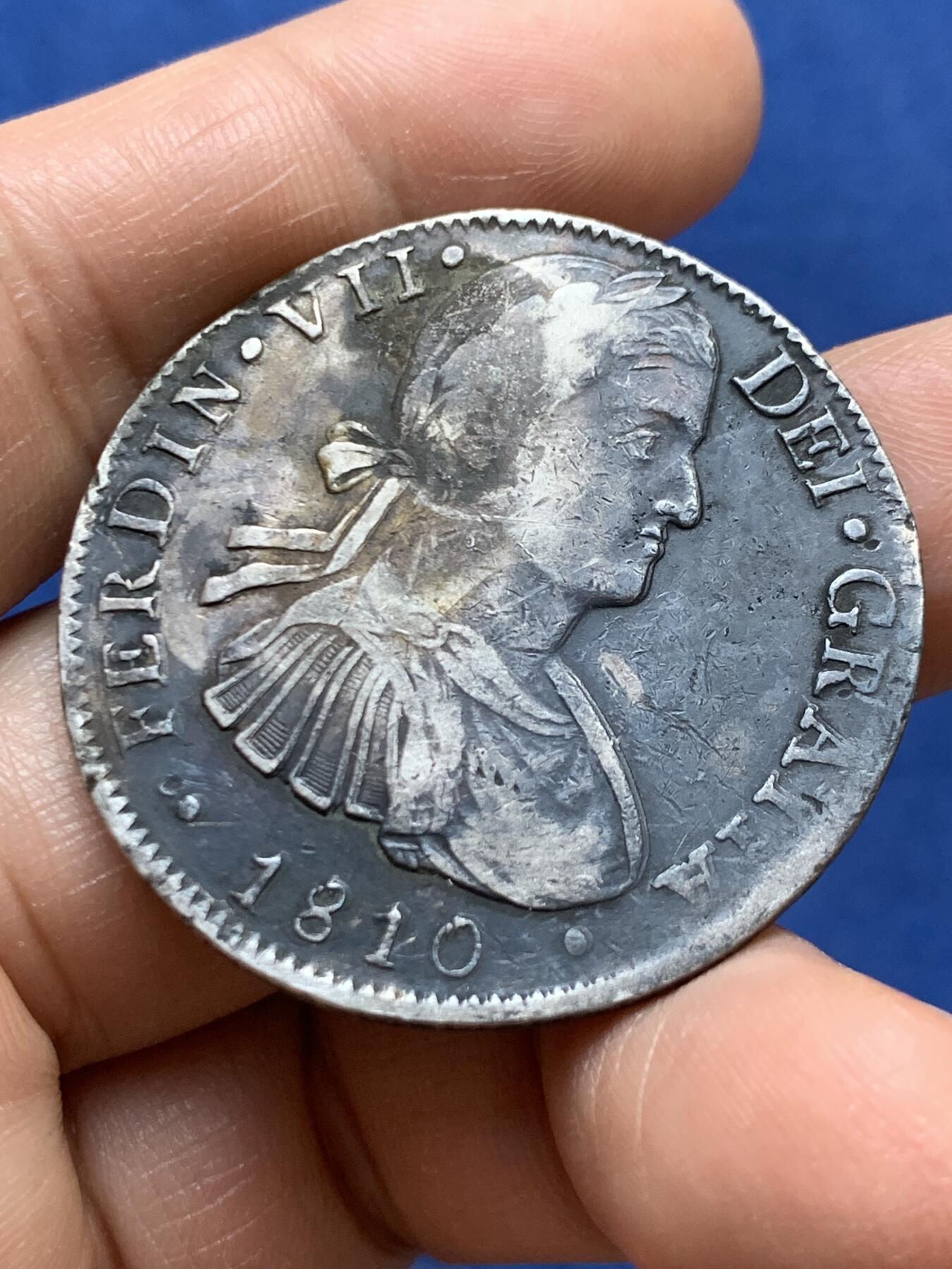 《竞宝斋》第470场 周日，周一，周二 3场连拍 （全场包邮）欢迎送拍 西属墨西哥 1810 费七双柱8r 人像面打制深峻，少戳，老道包浆，整体轻微不平