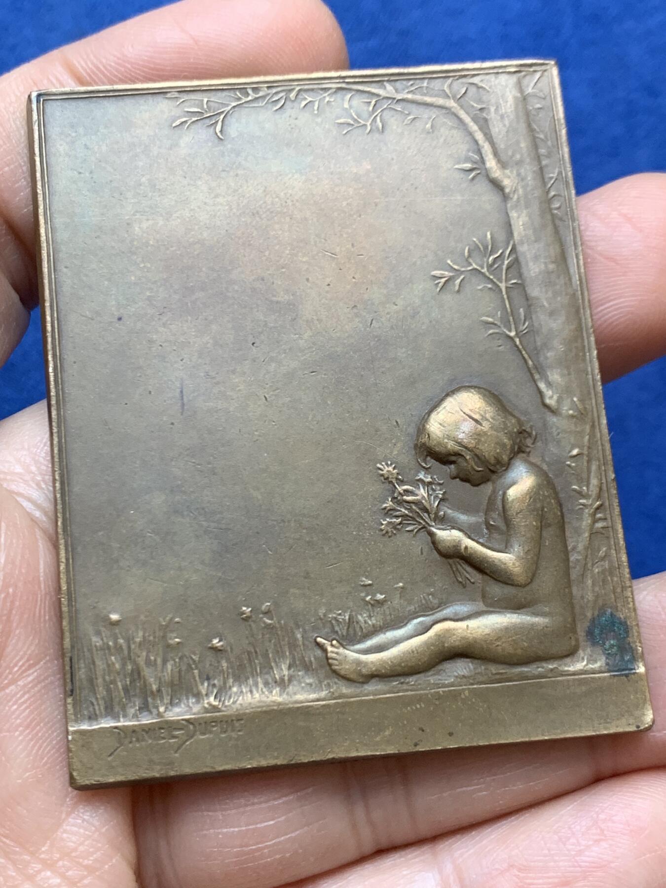 《竞宝斋》第470场 周日，周一，周二 3场连拍 （全场包邮）欢迎送拍 法国1892年园艺女神矩形大铜章，79.4克，61.5x48.5mm，大师Dupuis名作，Maier章牌目录122号。Dupuis也是名章“泉”“巢”系列的作者。双女神研究园艺种植，画面生动细致。铜光泛彩，状态上佳。