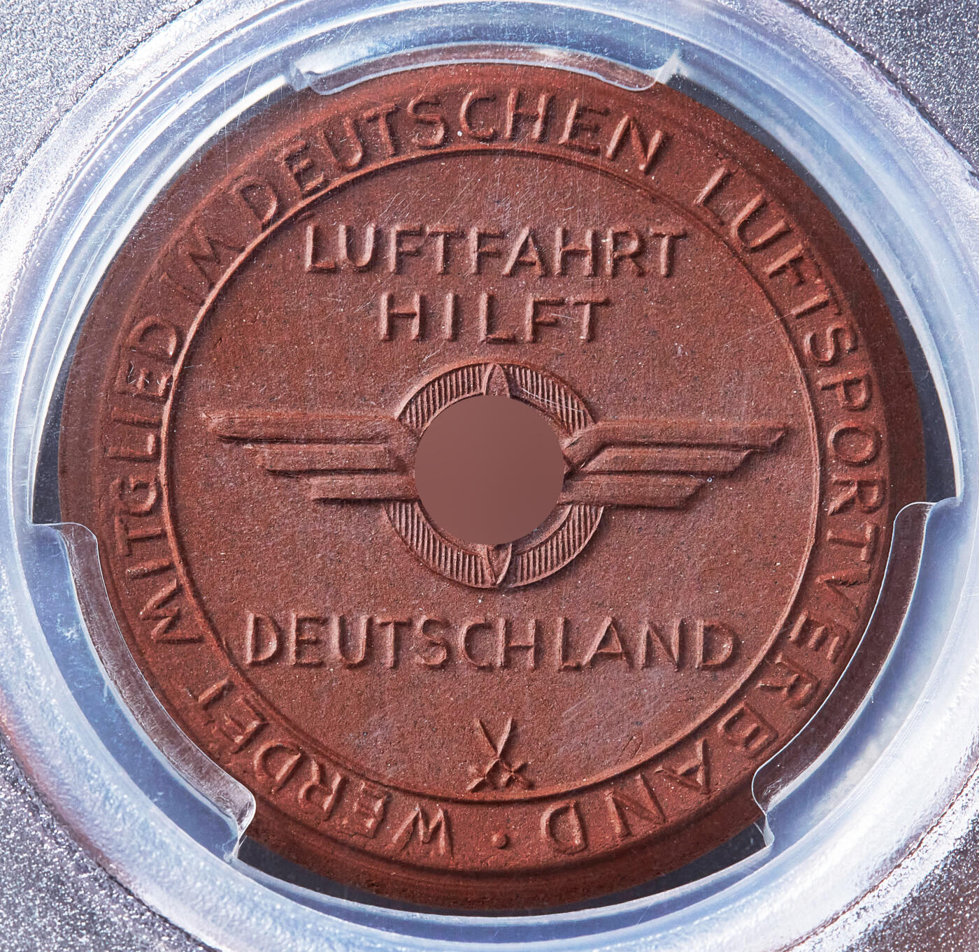 【俄甄集藏】2026年(049)03-18星期三 晚 19:30 全场包邮 德国第三帝国1935年德累斯顿帝国航空运动协会（培养和训练军事飞行员的统一组织）陶瓷纪念章，PCGS MS66，完美品相，冠军分数，原图联系客服或官网查询