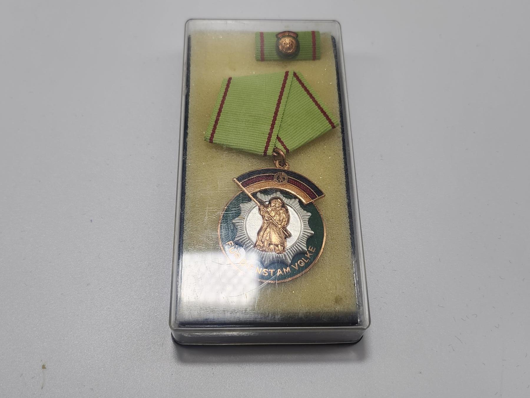 南水社第3次拍卖 春季专场 东德人民警察荣誉勋章，完好品相带盒略。