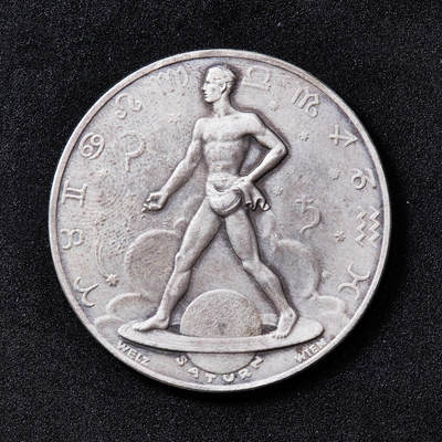 【俄甄集藏】2026年(049)03-18星期三 晚 19:30 全场包邮 - 德国第三帝国-奥地利1944年维也纳日历磨砂银章银章，正面人类站在土星光环上环绕黄道十二宫，背面万年历与政治宣传（含总理生日4月20日描述），直径：40mm，重量：25.3克，少见品种，原味老包浆