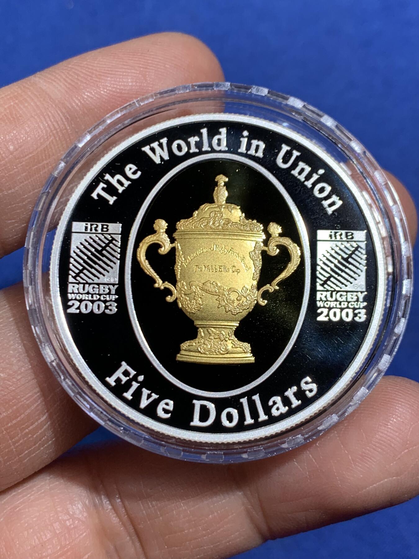 《竞宝斋》第470场 周日，周一，周二 3场连拍 （全场包邮）欢迎送拍 澳大利亚2003年5元部分镀金精制银币 英式橄榄球世界杯 1盎司999银 发行量2万 盒证全