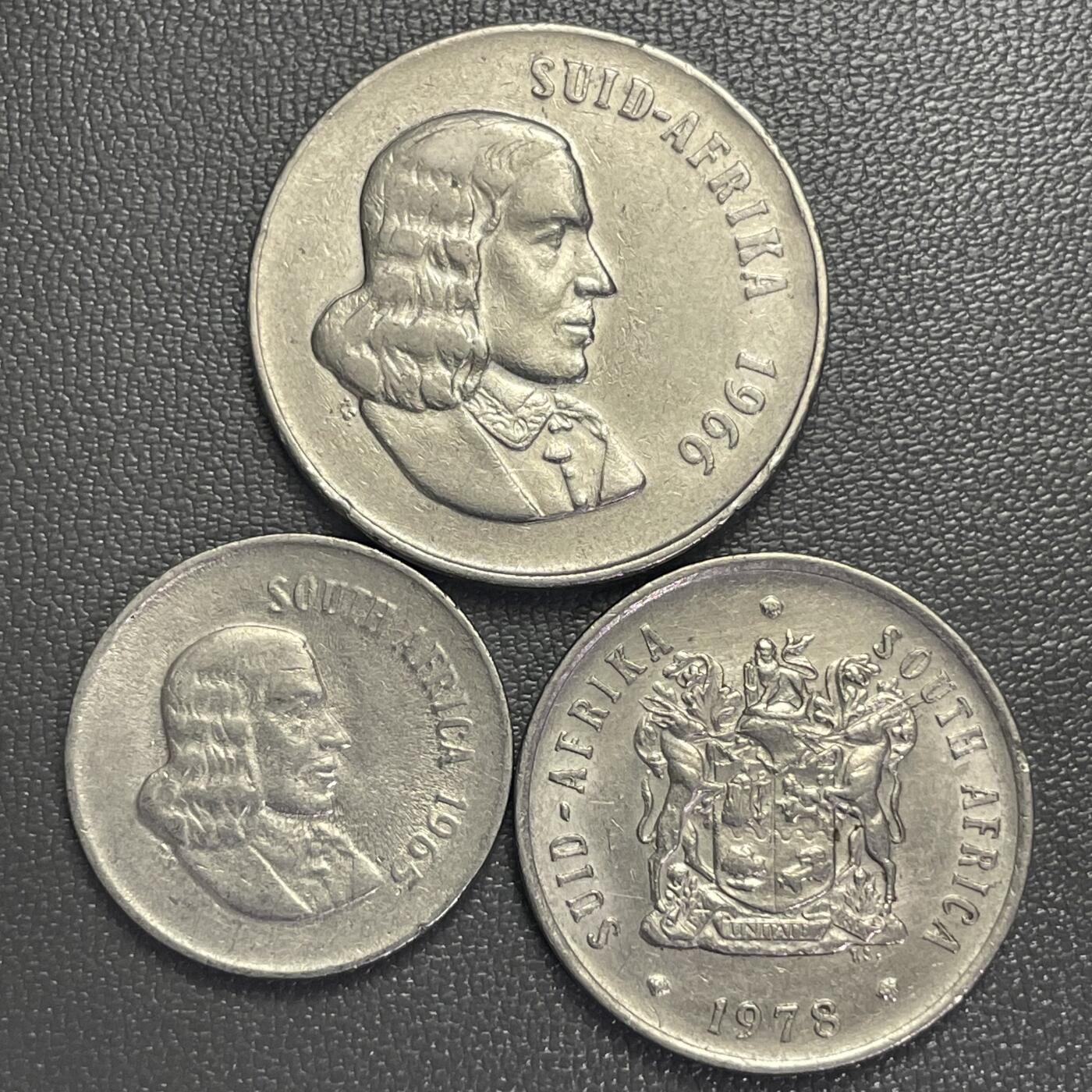 回流0315 南非共和国时期的十进制流通硬币，属于南非兰特第二版植物主题系列（1965–1990年），正面设计反映了南非殖民历史，背面则以本土植物象征国家自然遗产