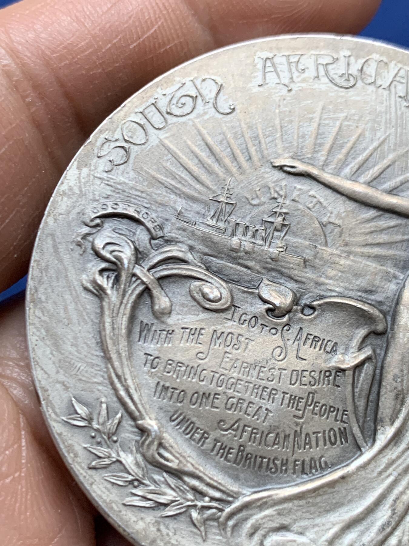 《竞宝斋》第470场 周日，周一，周二 3场连拍 （全场包邮）欢迎送拍 1903年英国首相张伯伦访问南非纪念镀银铜章，50.4毫米，53.55克。少见品种