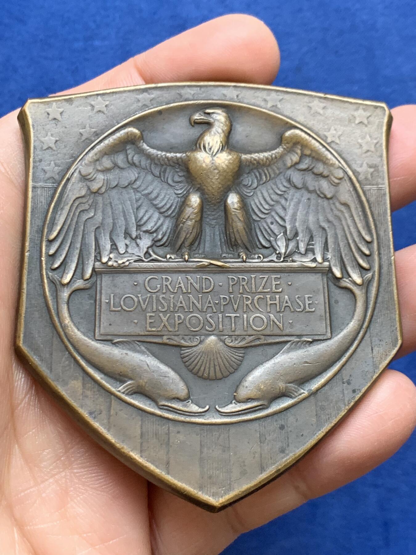 《竞宝斋》第470场 周日，周一，周二 3场连拍 （全场包邮）欢迎送拍 1904年美国圣路易斯安娜世博会盾型纪念章 GRAND PRIZE 最高级别荣誉大奖 稀有 市场未发现同款 150.6克 尺寸约为65*74mm