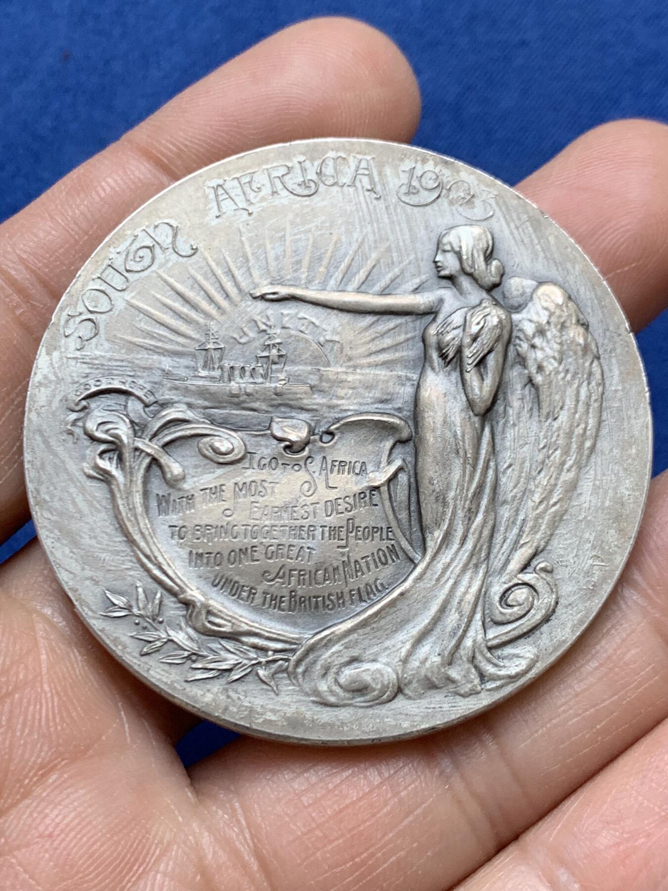 《竞宝斋》第470场 周日，周一，周二 3场连拍 （全场包邮）欢迎送拍 1903年英国首相张伯伦访问南非纪念镀银铜章，50.4毫米，53.55克。少见品种