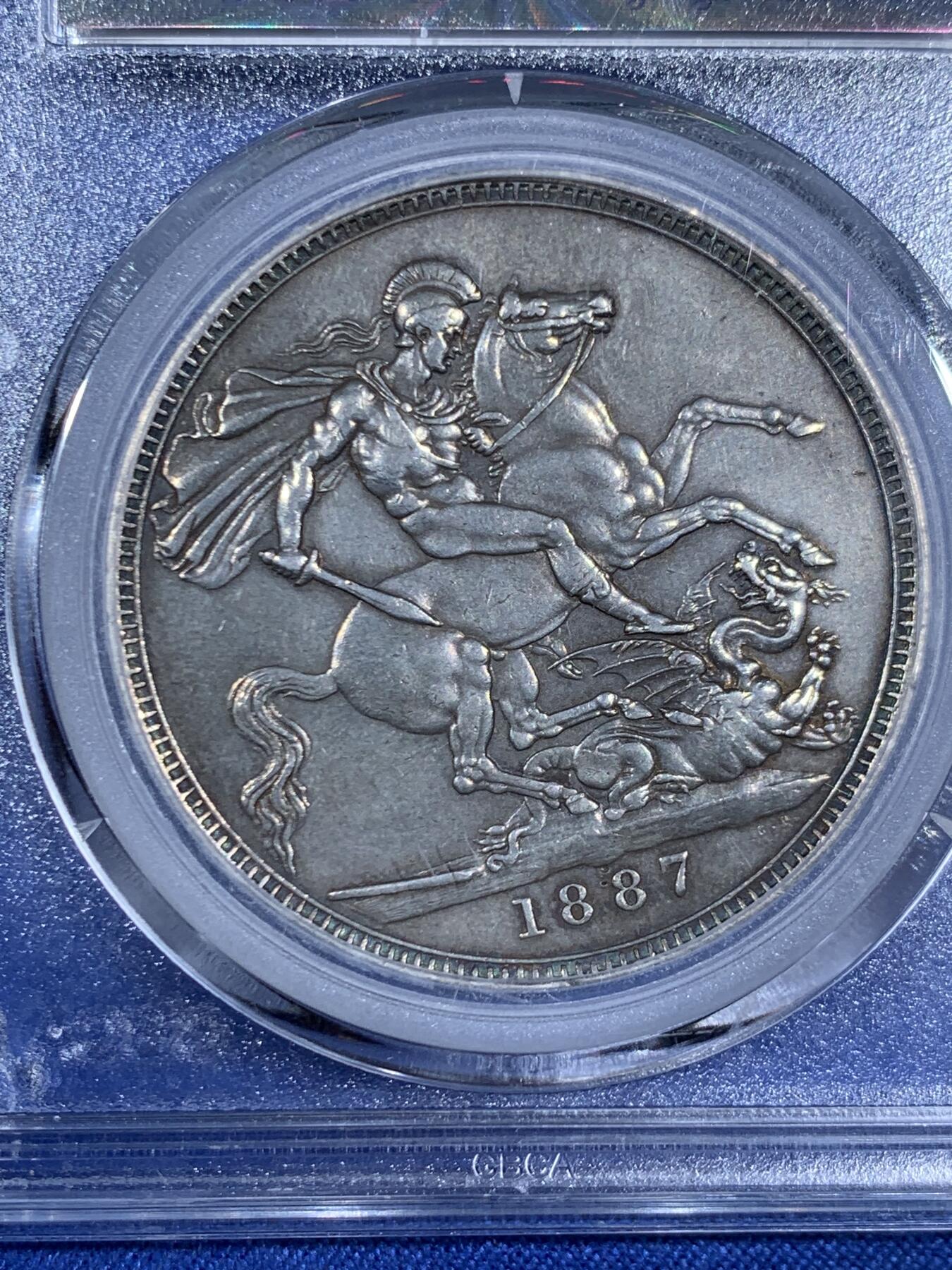 《竞宝斋》第470场 周日，周一，周二 3场连拍 （全场包邮）欢迎送拍 公博 XF45 英国 1887年 维多利亚 马剑 1克朗 银币，公博咸鱼验货宝压分严评，币面细节保存得很不错