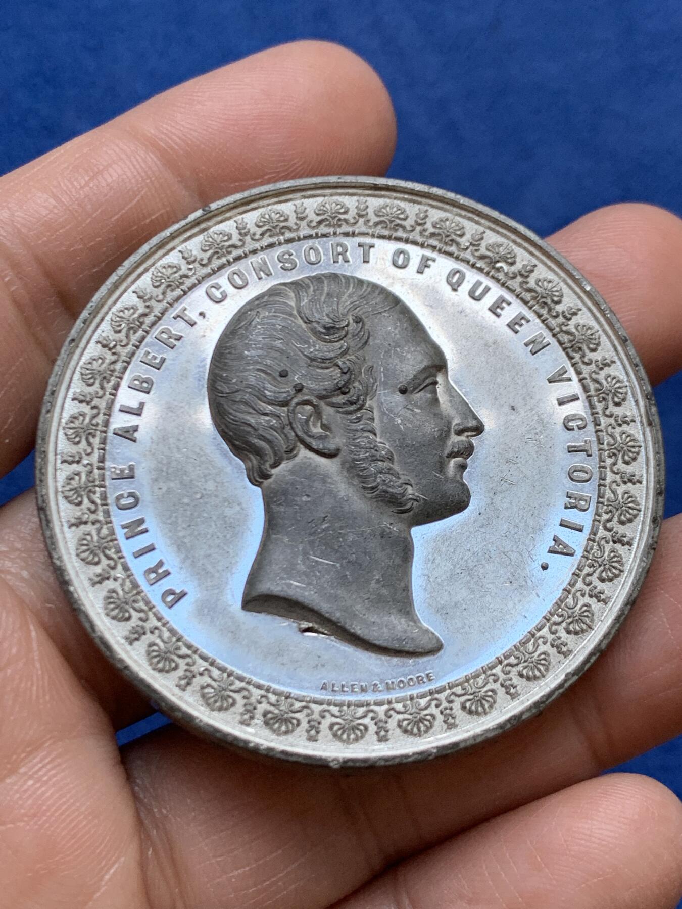 《竞宝斋》第470场 周日，周一，周二 3场连拍 （全场包邮）欢迎送拍 1851年伦敦世博会锌章 重约37.6克 50.8mm