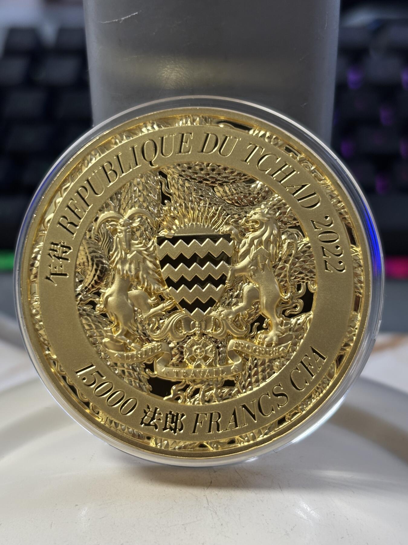 第194期拍卖 乍得2022年三龙戏珠3盎司精制镀金高浮雕纪念银币，999银镀金，3盎司，发行500枚