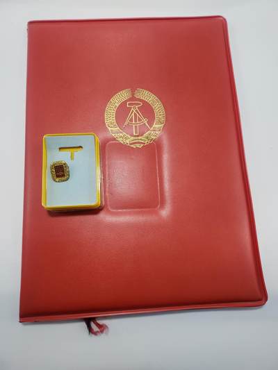 南水社第3次拍卖 春季专场 - 1991年两德合并后过度时期 FDGB 自由工会联合会最后一批 60年忠诚服务荣誉证书 带原盒纪念章 少见