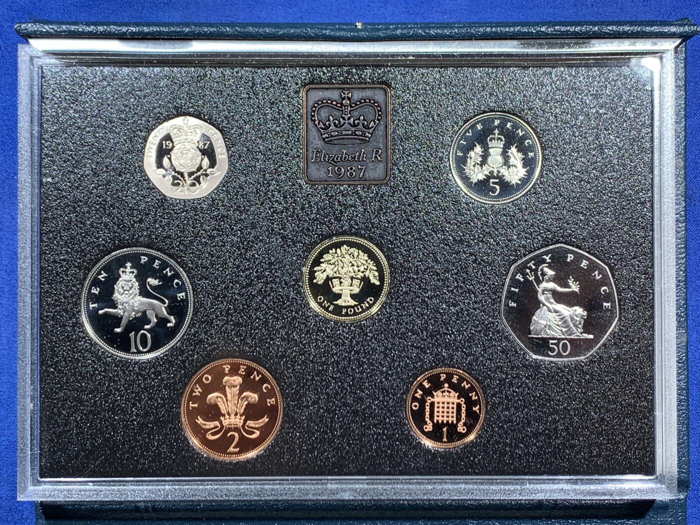 《竞宝斋》第470场 周日，周一，周二 3场连拍 （全场包邮）欢迎送拍 英国1987年精制套币，带1枚1英镑橡树精制纪念币，7枚币，盒证齐全，品相精美，蓝色盒装。