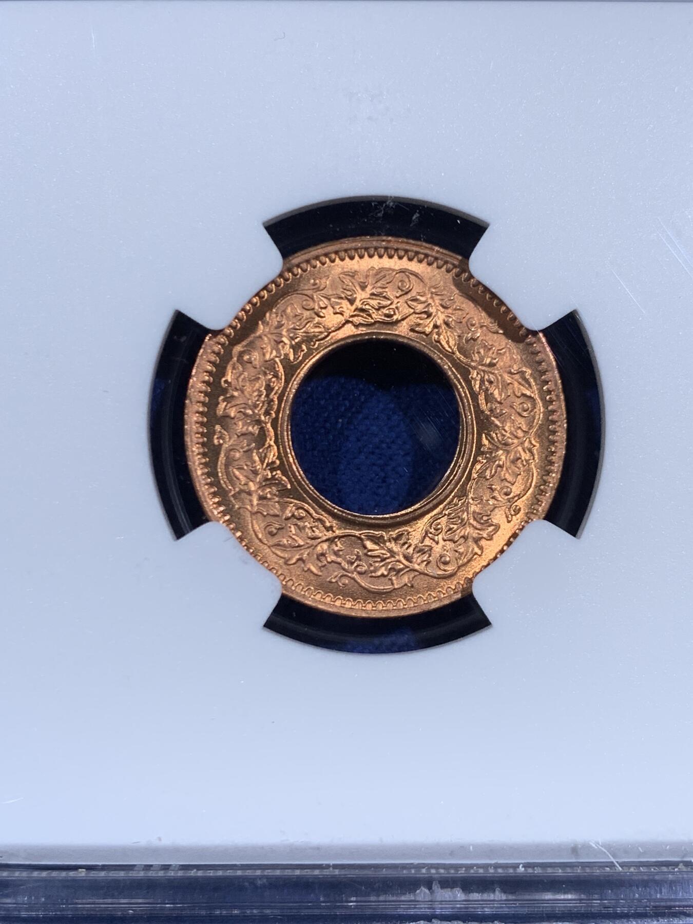 《竞宝斋》第470场 周日，周一，周二 3场连拍 （全场包邮）欢迎送拍 NGC MS66RD 英属印度 1943年 1PICE 中孔铜币 亚军分