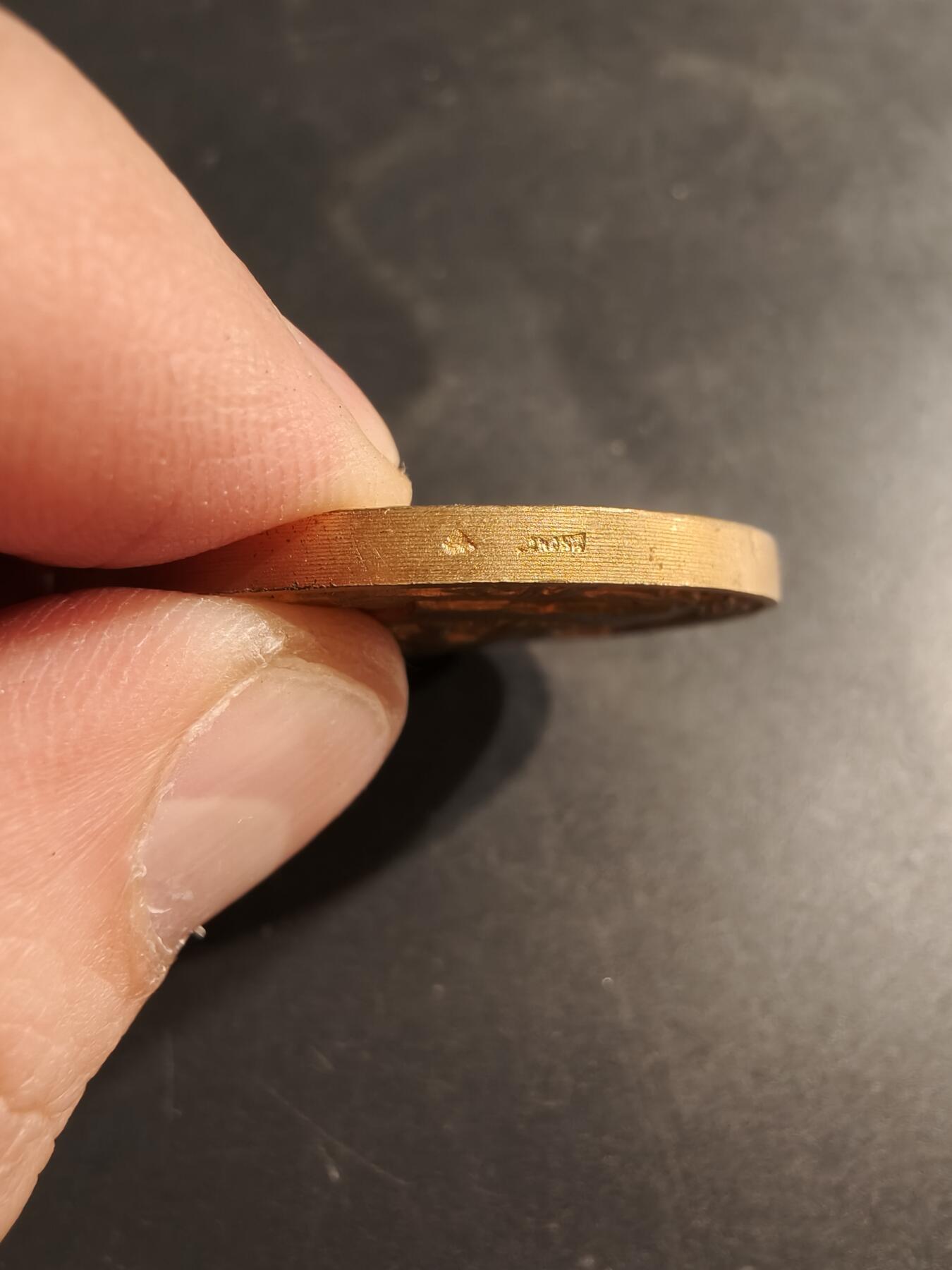 老王徽章第187期 法国二战战俘联合会镀金大铜章    直径42mm    重量40g