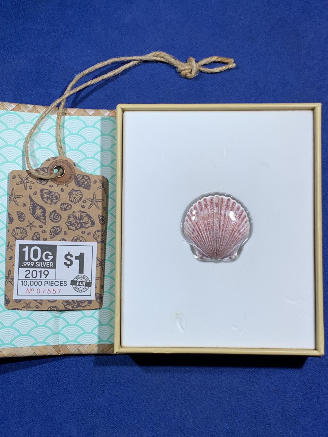 《竞宝斋》第470场 周日，周一，周二 3场连拍 （全场包邮）欢迎送拍 斐济2019年1元彩色异形银币 扇贝 10克999银 发行量1万 盒证全