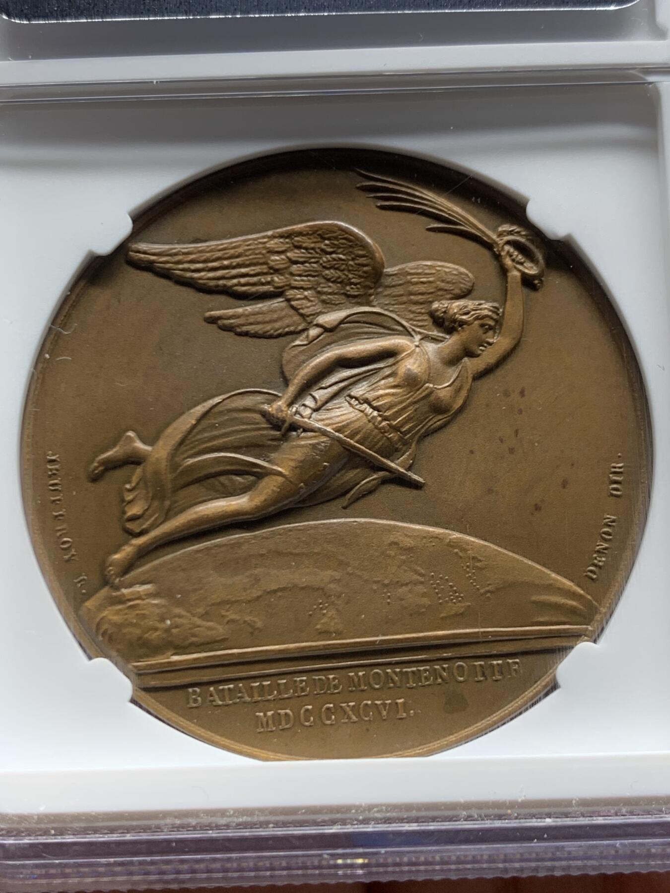 《竞宝斋》第470场 周日，周一，周二 3场连拍 （全场包邮）欢迎送拍 NGC MS63BN 法国1796年拿破仑蒙特诺特之战铜章  第一执政长发飘逸稀少头像版本 背面持剑胜利女神飞跃地中海上空 羽毛和衣物刻画飘逸 天马行空的勾划 加厚盒装 丰饶角边铭