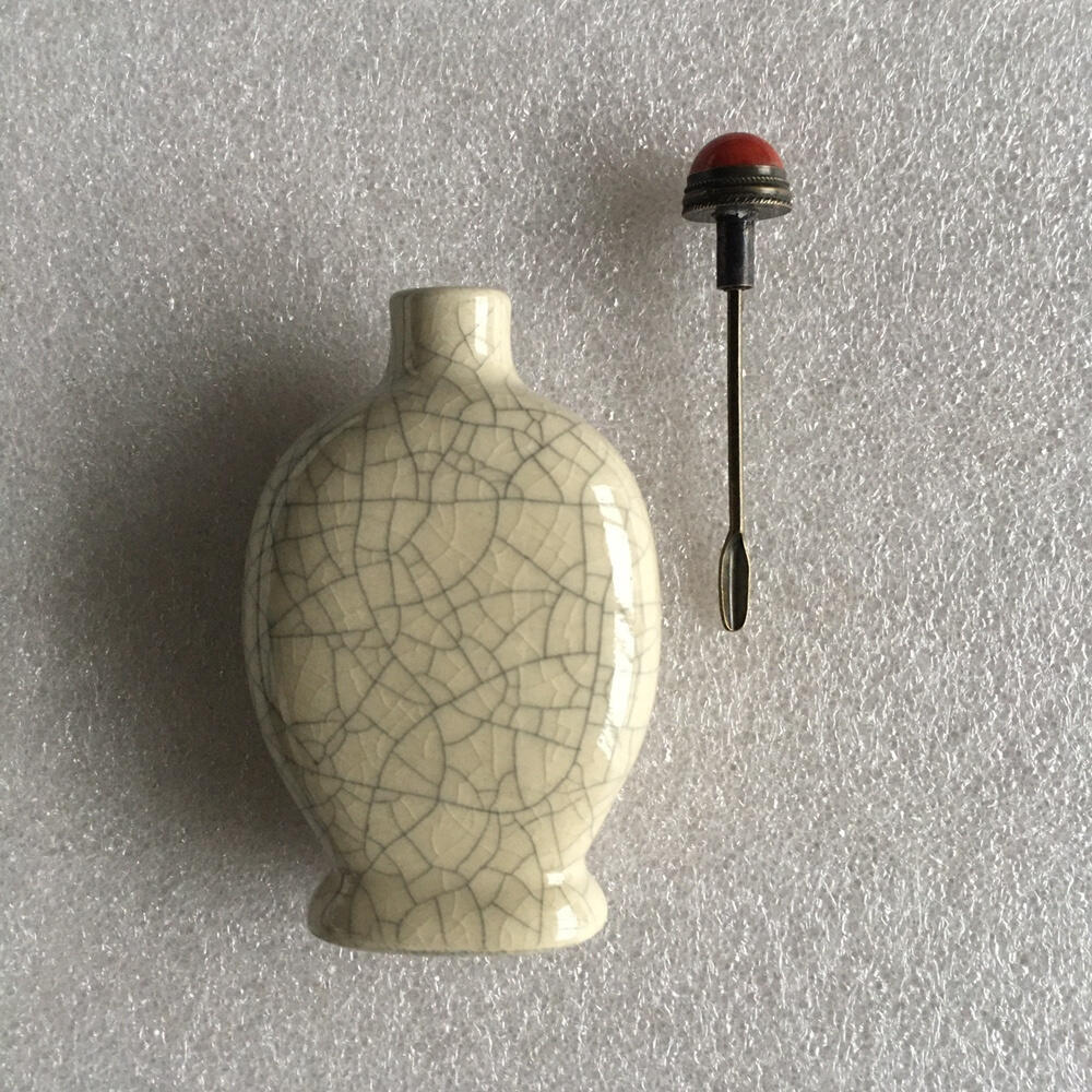      中国红色盖子配六七十年代耀州窑瓷质鼻烟壶开片釉库存老货旧藏文玩艺术收藏