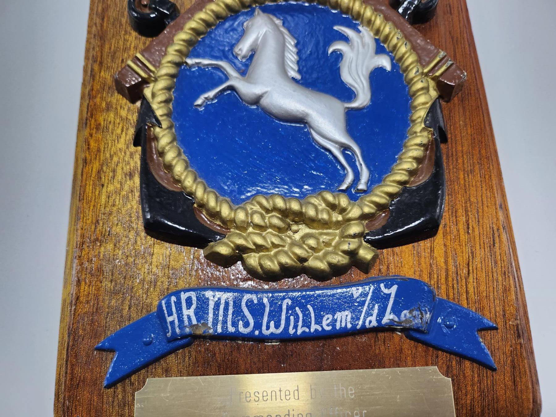 南水社第3次拍卖 春季专场 比利时海军现役护卫舰威廉·范德赞号 原荷兰海军军舰。舰徽纪念牌 舰长赠出版 图二为尺寸对照 体型很大