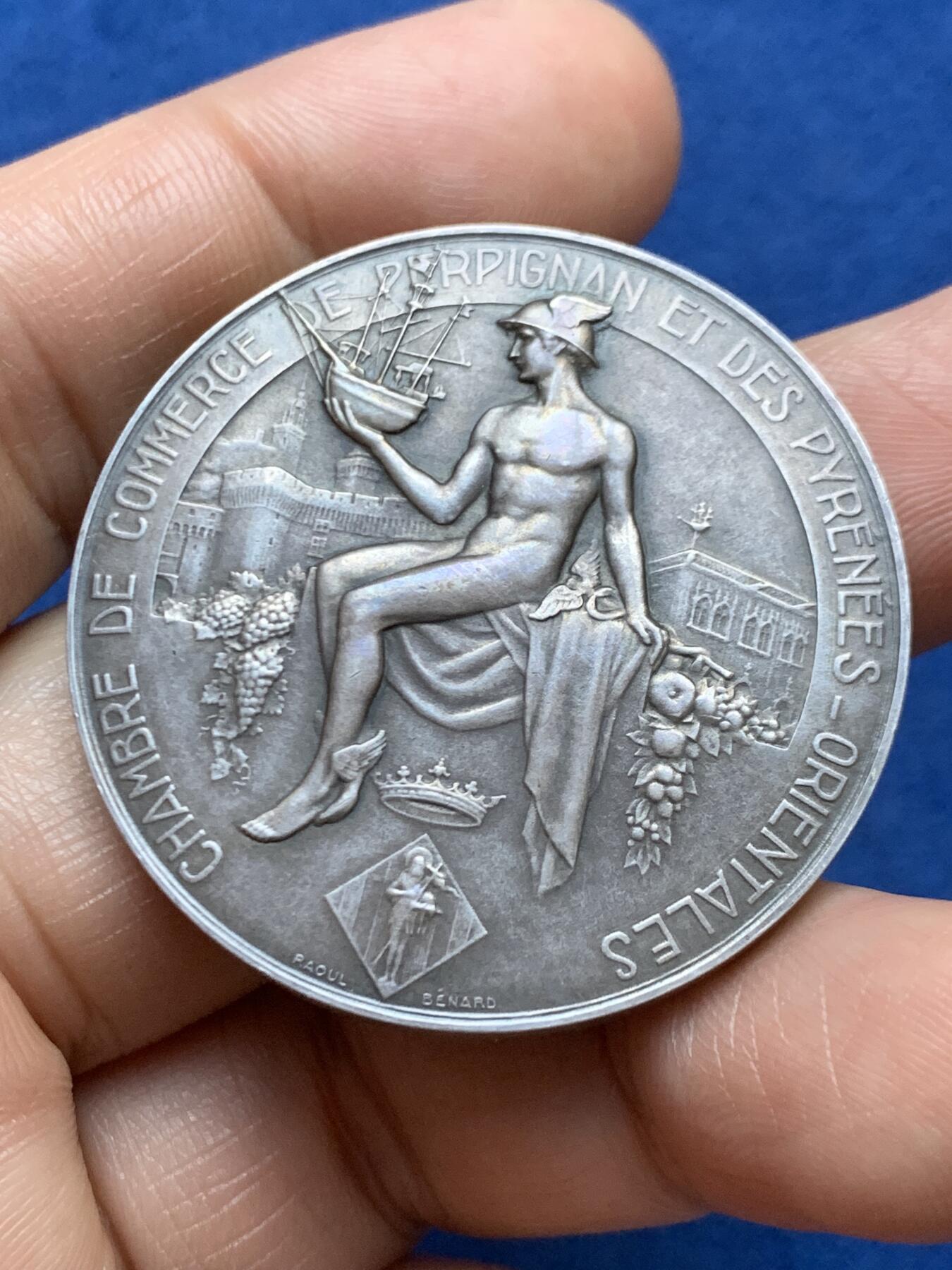 《竞宝斋》第470场 周日，周一，周二 3场连拍 （全场包邮）欢迎送拍 法国东比利牛斯佩皮尼昂商会银章，40.5MM，36.75克，丰饶角边铭，带原盒，状态非常棒