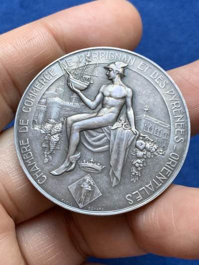 《竞宝斋》第470场 周日，周一，周二 3场连拍 （全场包邮）欢迎送拍 - 法国东比利牛斯佩皮尼昂商会银章，40.5MM，36.75克，丰饶角边铭，带原盒，状态非常棒