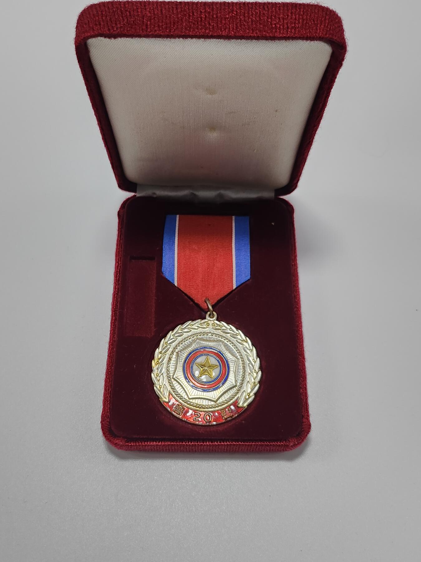 南水社第3次拍卖 春季专场 朝鲜总联成立20周年纪念章，章体珐琅完整