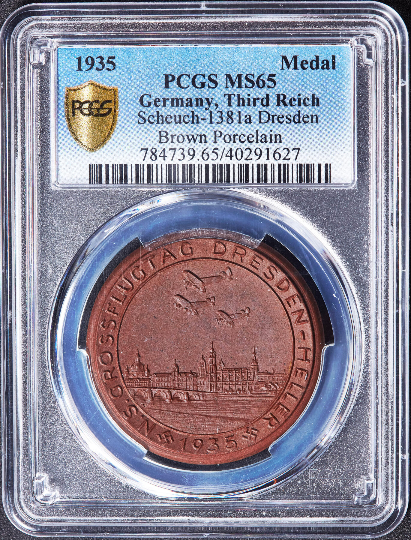 【俄甄集藏】2026年(049)03-18星期三 晚 19:30 全场包邮 德国第三帝国1935年德累斯顿帝国航空运动协会（培养和训练军事飞行员的统一组织）陶瓷纪念章，PCGS MS65，完美品相，原图联系客服或官网查询