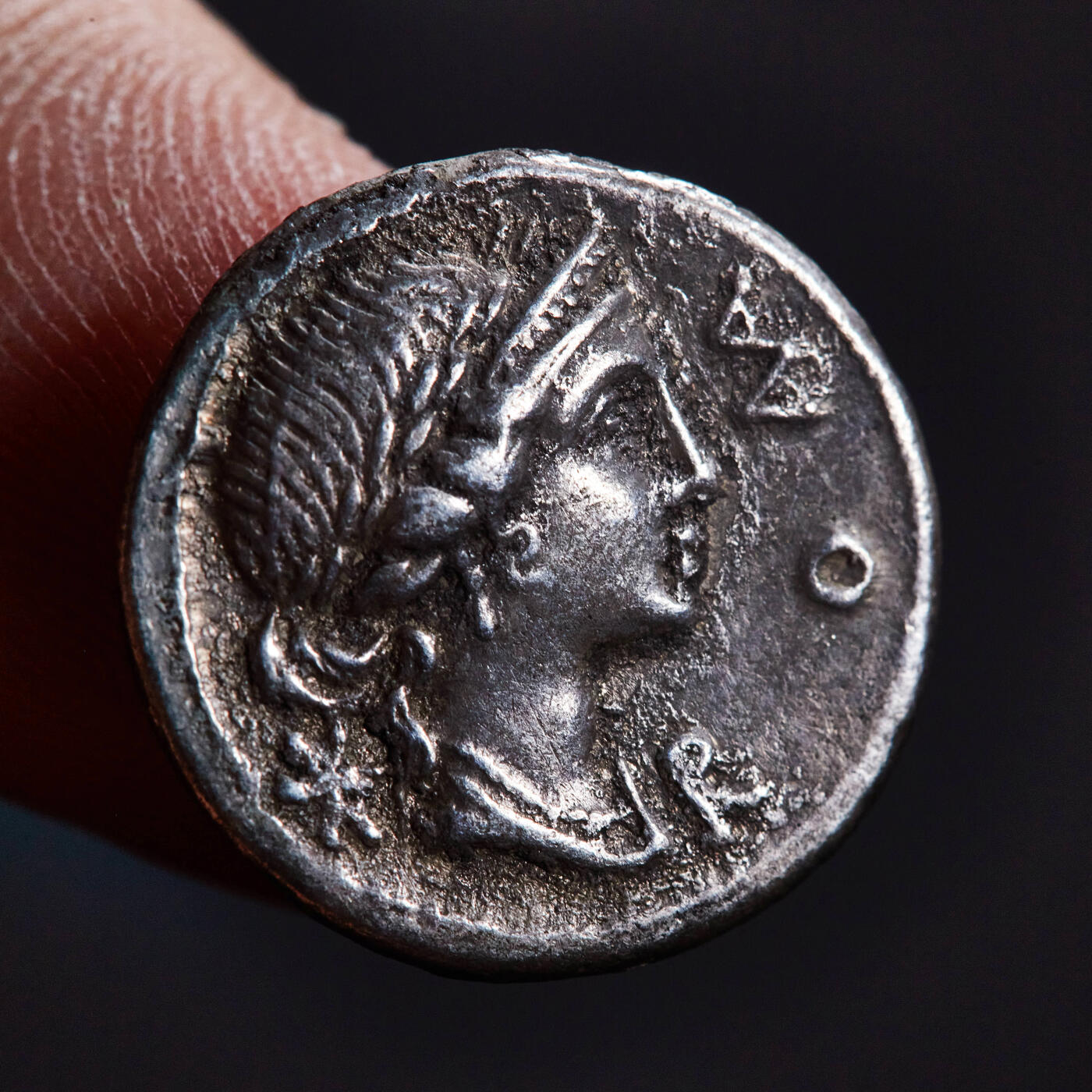 【俄甄集藏】2026年(049)03-18星期三 晚 19:30 全场包邮 古罗马共和国公元前110年1第纳尔罗马女神银币，罗马造币厂打制，正面罗马女神头像，背面骑士像立于罗马高架输水道上，酱彩老包浆，味道难得，直径：18mm，重量：3.5克