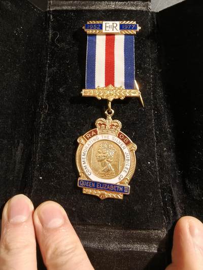 老王徽章第187期 - 英国皇家野牛兄弟会奖章   925银镀金珐琅    原盒   伊丽莎白女王银禧纪念章      32.4g