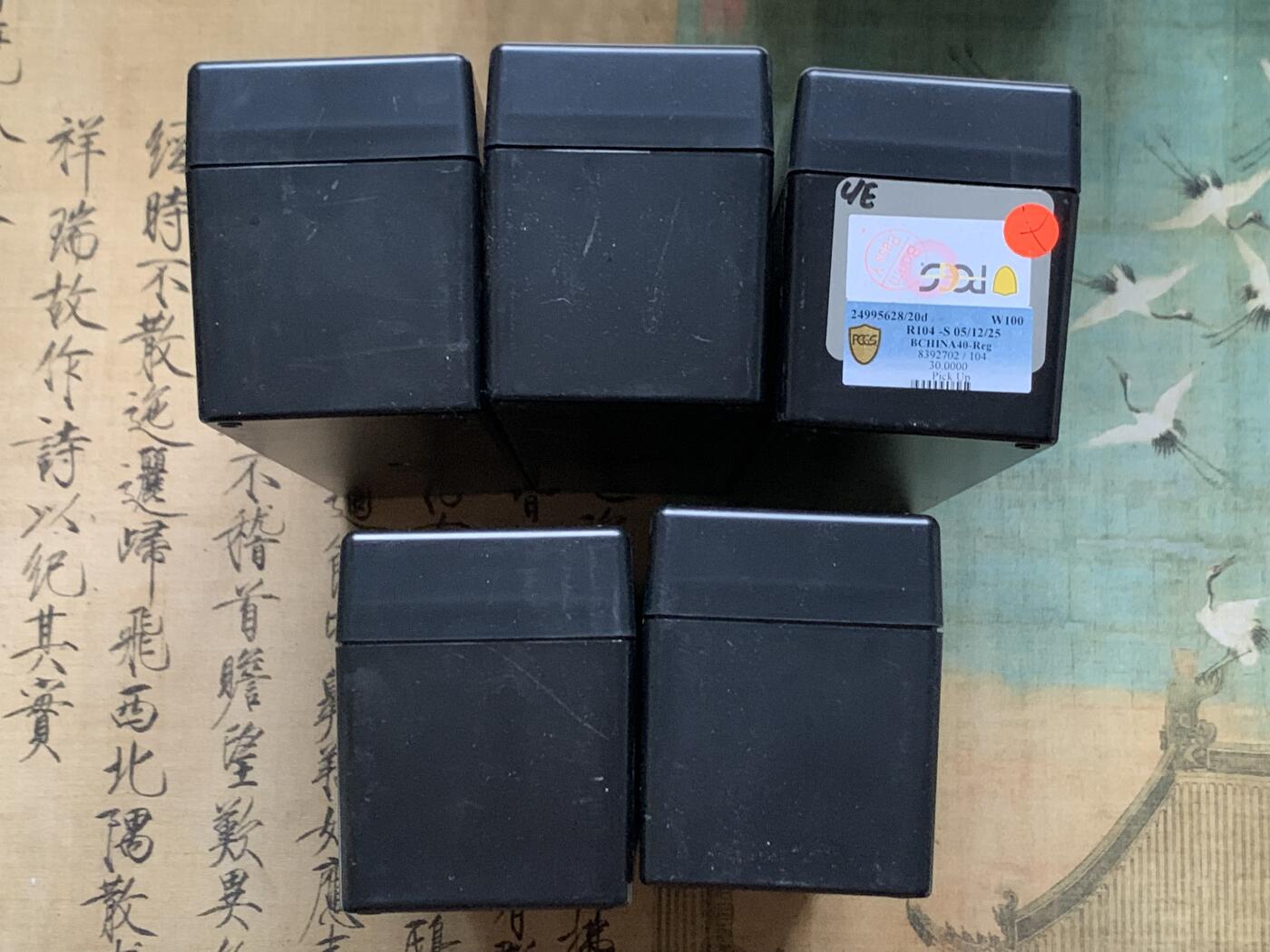 《竞宝斋》第470场 周日，周一，周二 3场连拍 （全场包邮）欢迎送拍 五个一组 PCGS评级币大号正版收纳盒（每个可装20枚PCGS评级币）黑色 细节见图