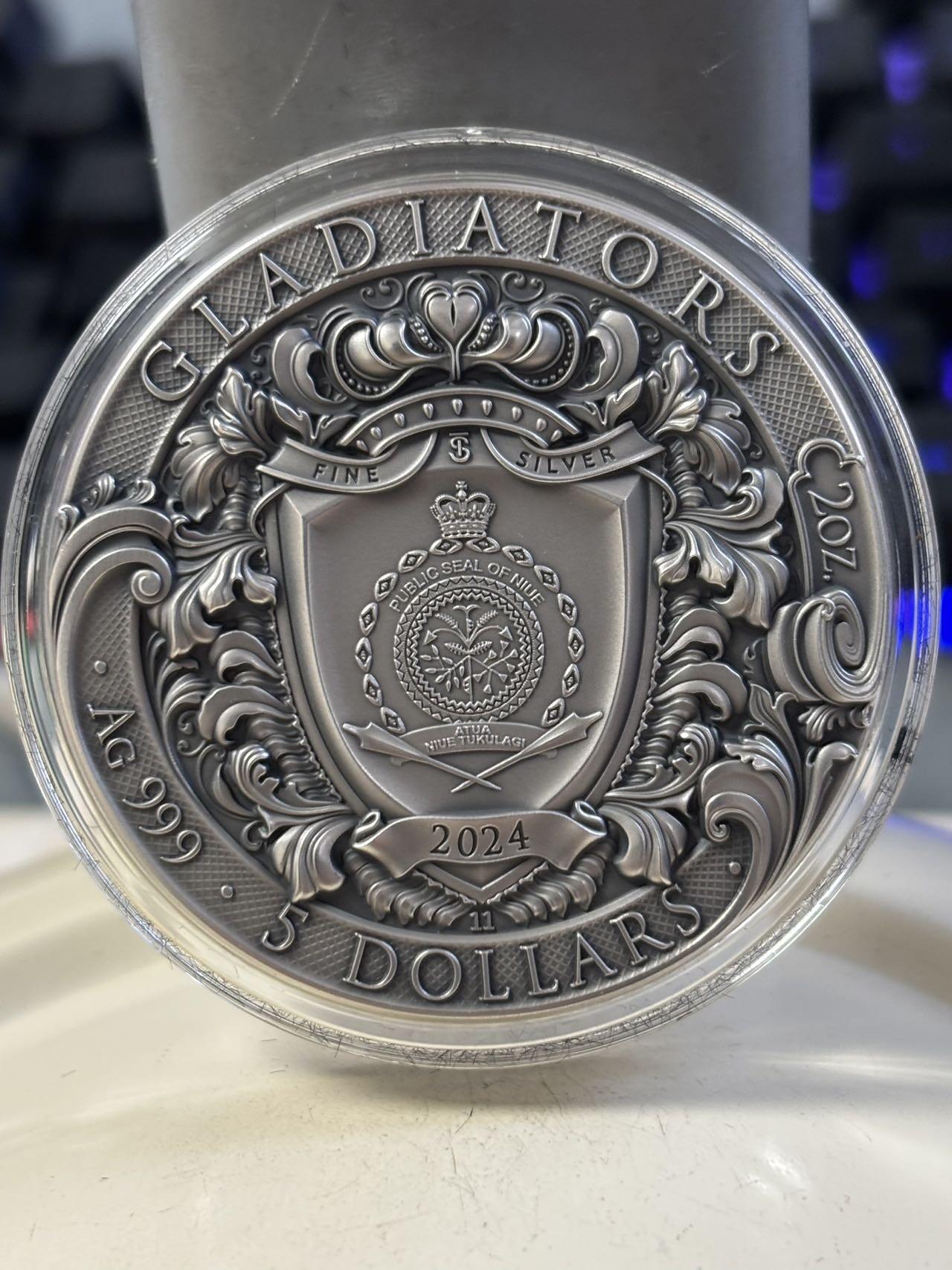 第194期拍卖 纽埃2024年罗马竞技场角斗士彩色高浮雕仿古镀金纪念银币，999银 ，2盎司，发行500枚