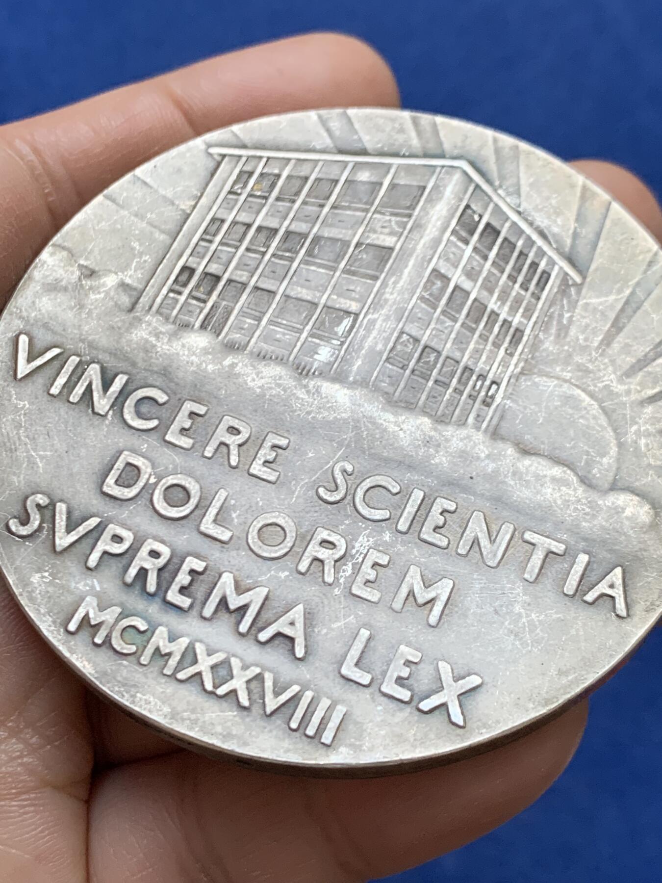 《竞宝斋》第470场 周日，周一，周二 3场连拍 （全场包邮）欢迎送拍 法国牙科医生让·米肖镀银铜章 114.6克 67.5mm 三角铜标