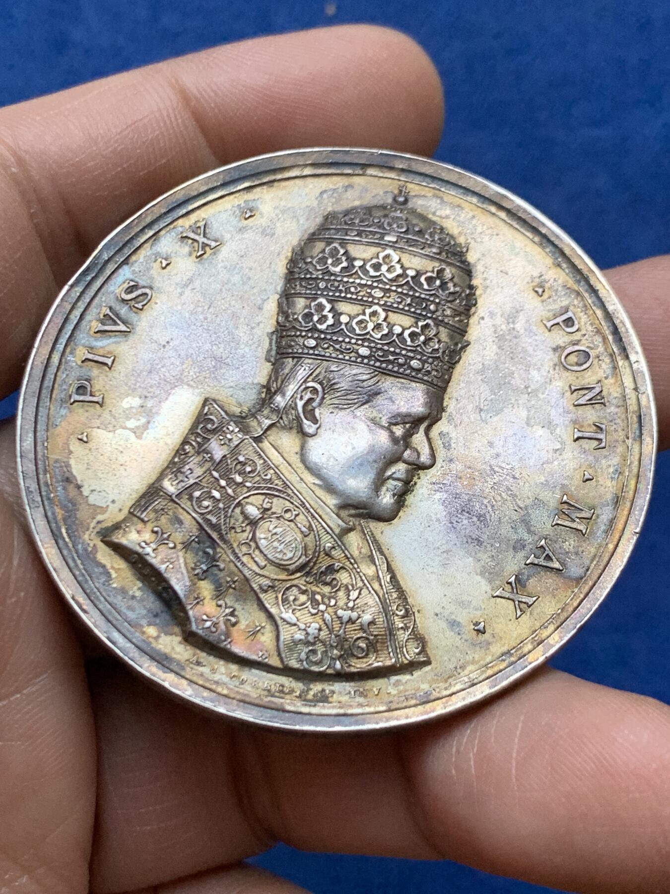 《竞宝斋》第470场 周日，周一，周二 3场连拍 （全场包邮）欢迎送拍 教皇庇护十世教皇训令纪念银章 47.6克 51.8mm