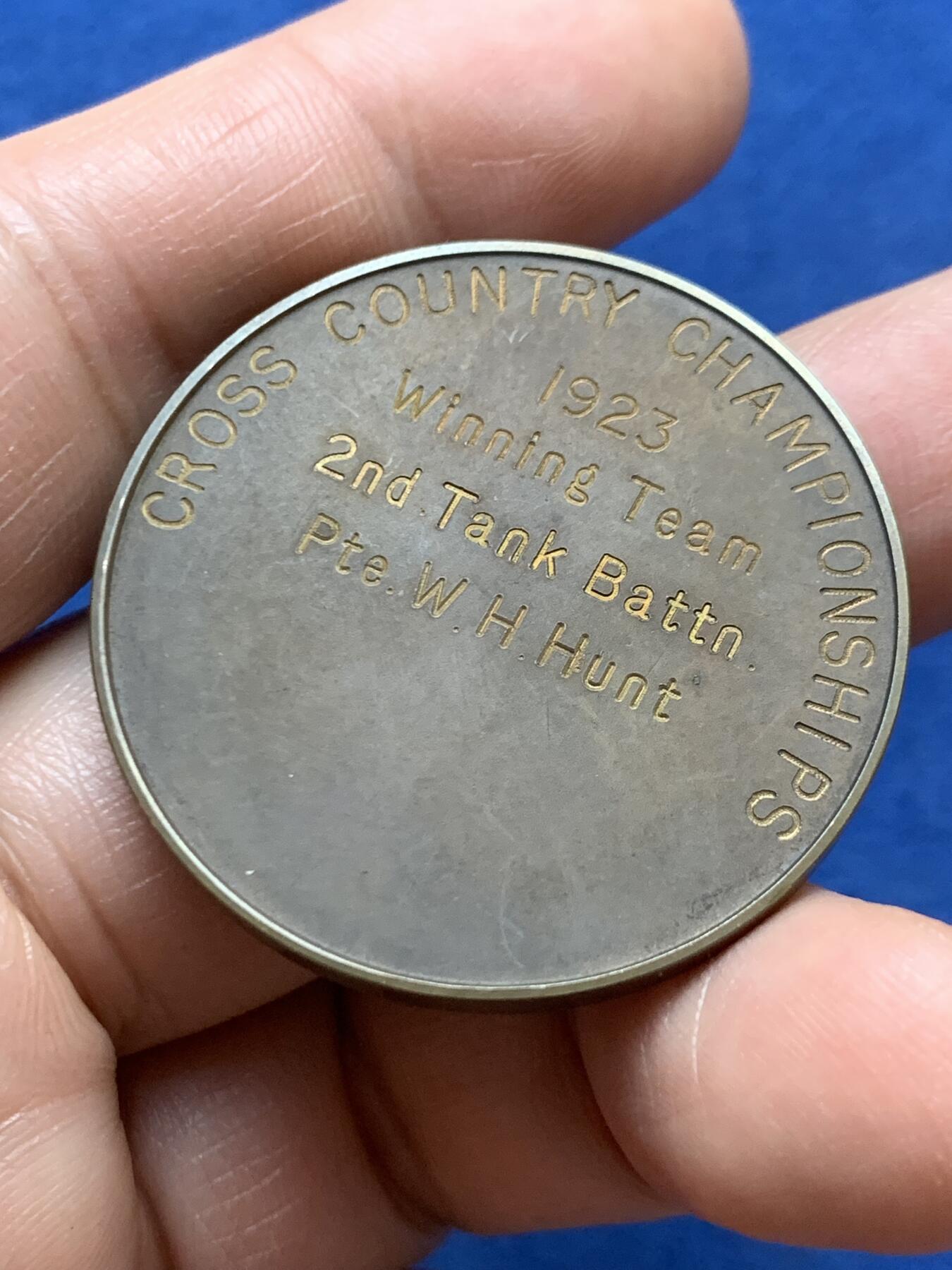 《竞宝斋》第470场 周日，周一，周二 3场连拍 （全场包邮）欢迎送拍 英国1923年退役军官运动协会铜章，奖励给越野锦标赛的第二名坦克营队伍中的PTE.W.H.HUNT，设计精美，品相完好，32.1克，38mm，带原盒