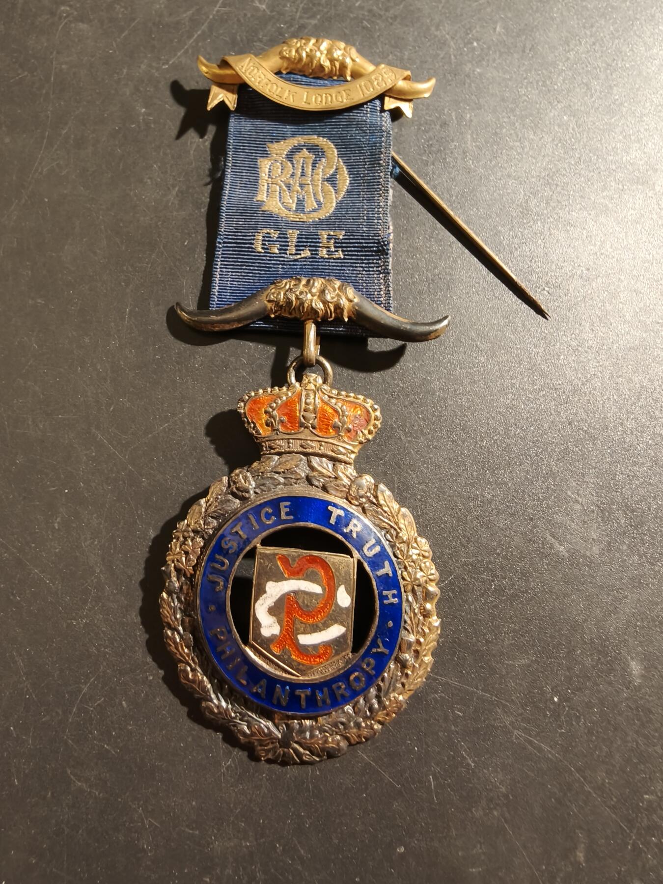 老王徽章第187期 英国皇家野牛兄弟会奖章   925银镀金珐琅    原盒    30g