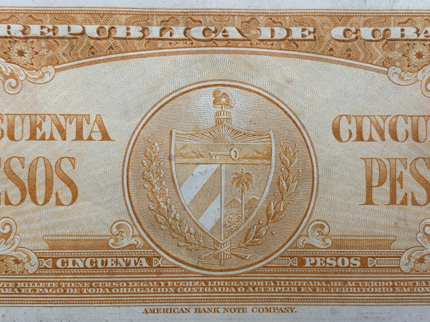 《竞宝斋》第470场 周日，周一，周二 3场连拍 （全场包邮）欢迎送拍 古巴1958年50比索原票，好品状态，无折痕，四角好。美钞公司出品，雕刻精美，色彩诱人，正面人物为古巴开国元勋伊尼古兹将军，炯炯有神，如在目前，背面采用美金黄金券橙黄色油墨，金光璀璨，雍容华贵。细节见图
