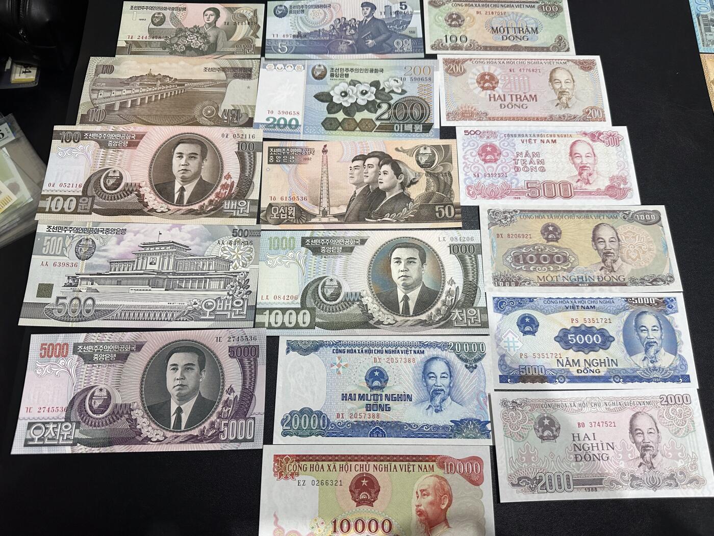 《外钞收藏家》第六百一十八期（精品场）（长期征集拍品、欢迎藏友们联系合作） 朝鲜上一版本9张+越南纸钞版本8张两套（胡爷爷与金爷爷）	UNC