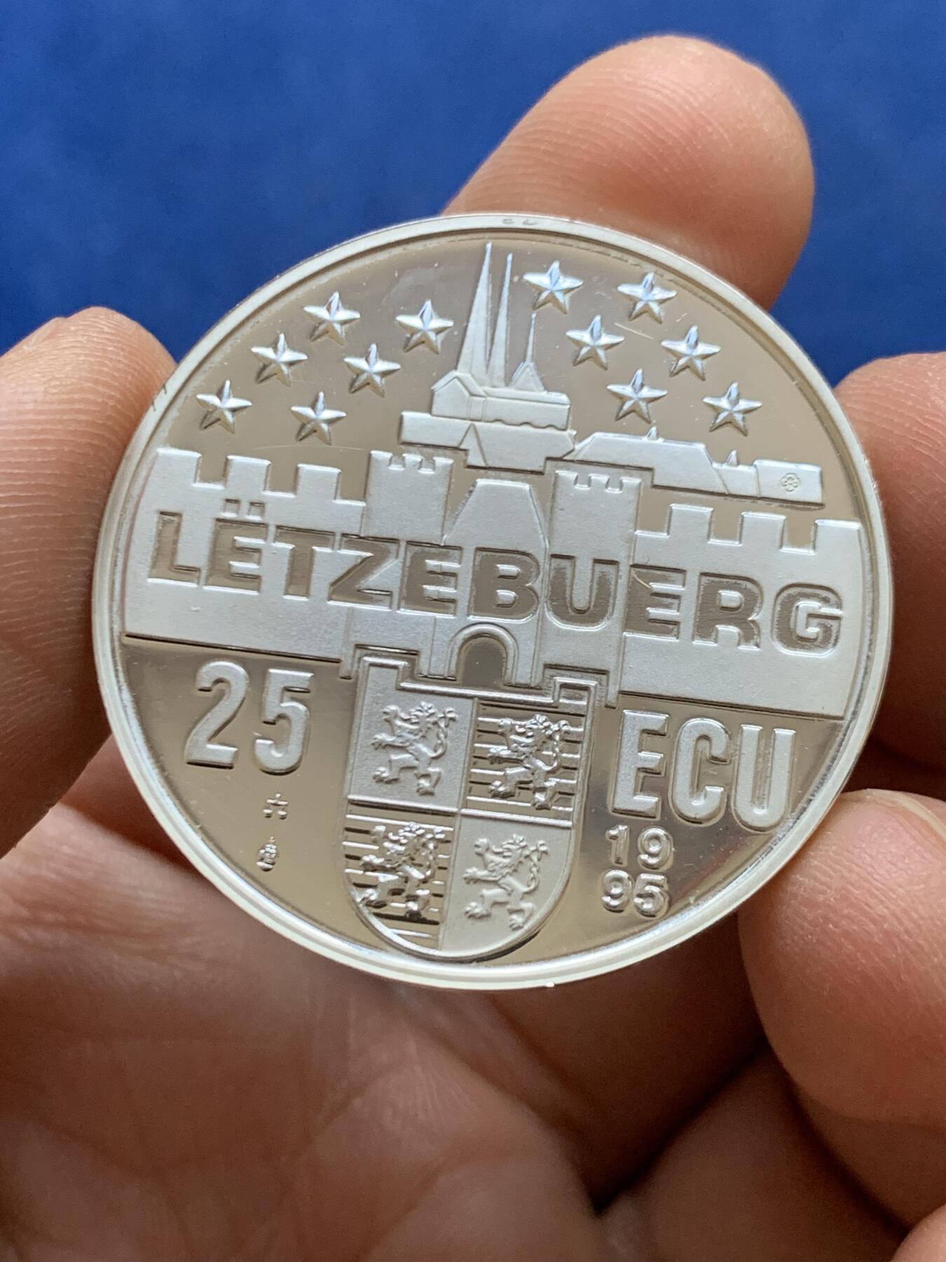 《竞宝斋》第470场 周日，周一，周二 3场连拍 （全场包邮）欢迎送拍 卢森堡1995年纪念大公让与夫人夏洛特银婚25埃居精制银币，22.9克，925银，铸造量20000枚