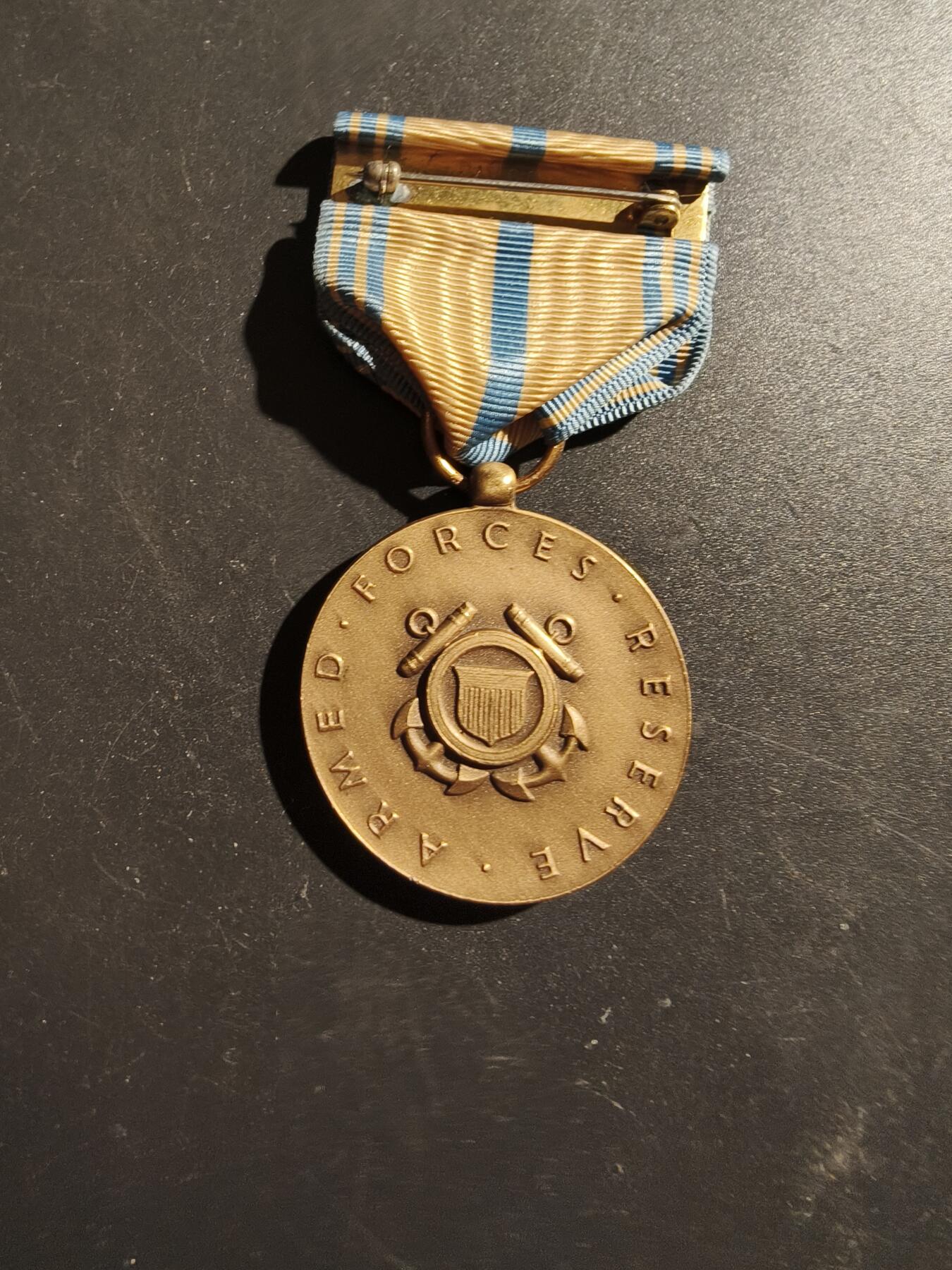 老王徽章第187期 美国海岸警备队预备役服役奖章