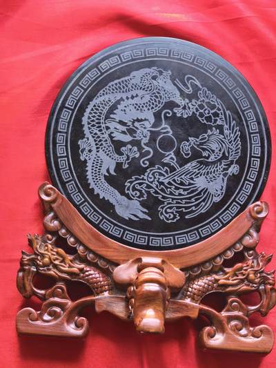 百年老和田青玉双面雕圆盘 净重1229g 配实木双龙底座 收藏陈设件 - 百年老和田青玉双面雕圆盘 净重1229g 配实木双龙底座 收藏陈设件