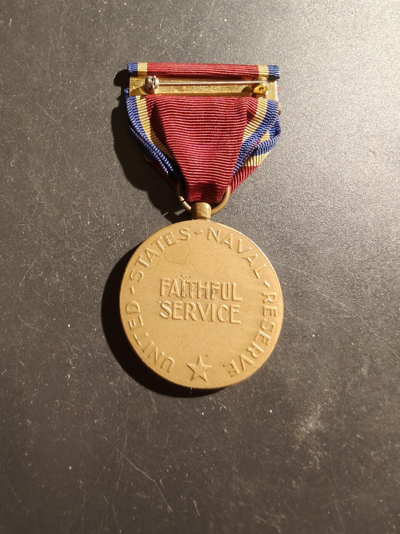 老王徽章第187期 美国海军预备役忠诚服役奖章