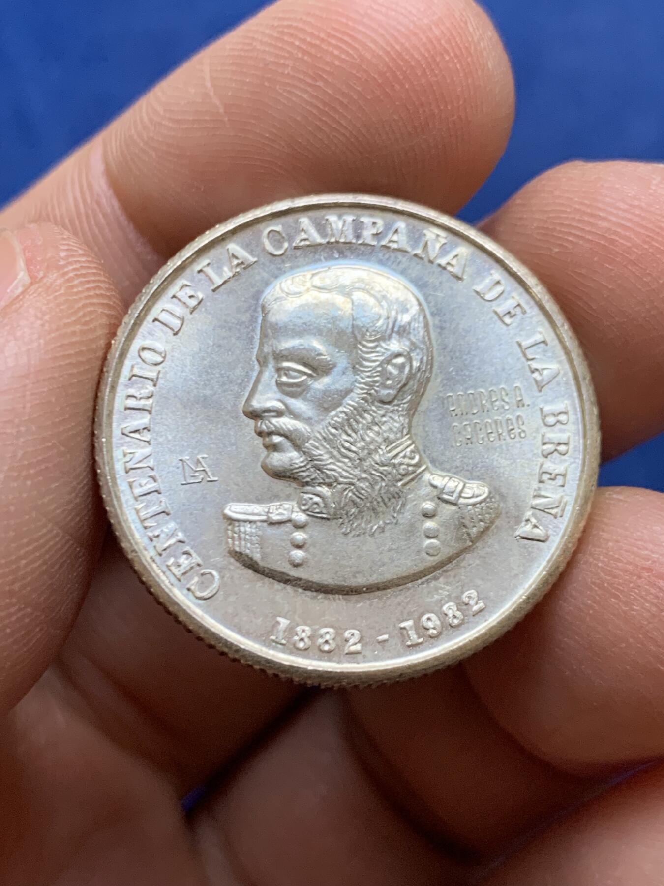 《竞宝斋》第470场 周日，周一，周二 3场连拍 （全场包邮）欢迎送拍 三枚一组 秘鲁 1911年1第纳尔、1912年1/2第纳尔、1982年纪念Brena战役100周年1万索尔纪念币 银币 细节均不错 1万索尔纪念币背面为自然氧化形成 少见品种