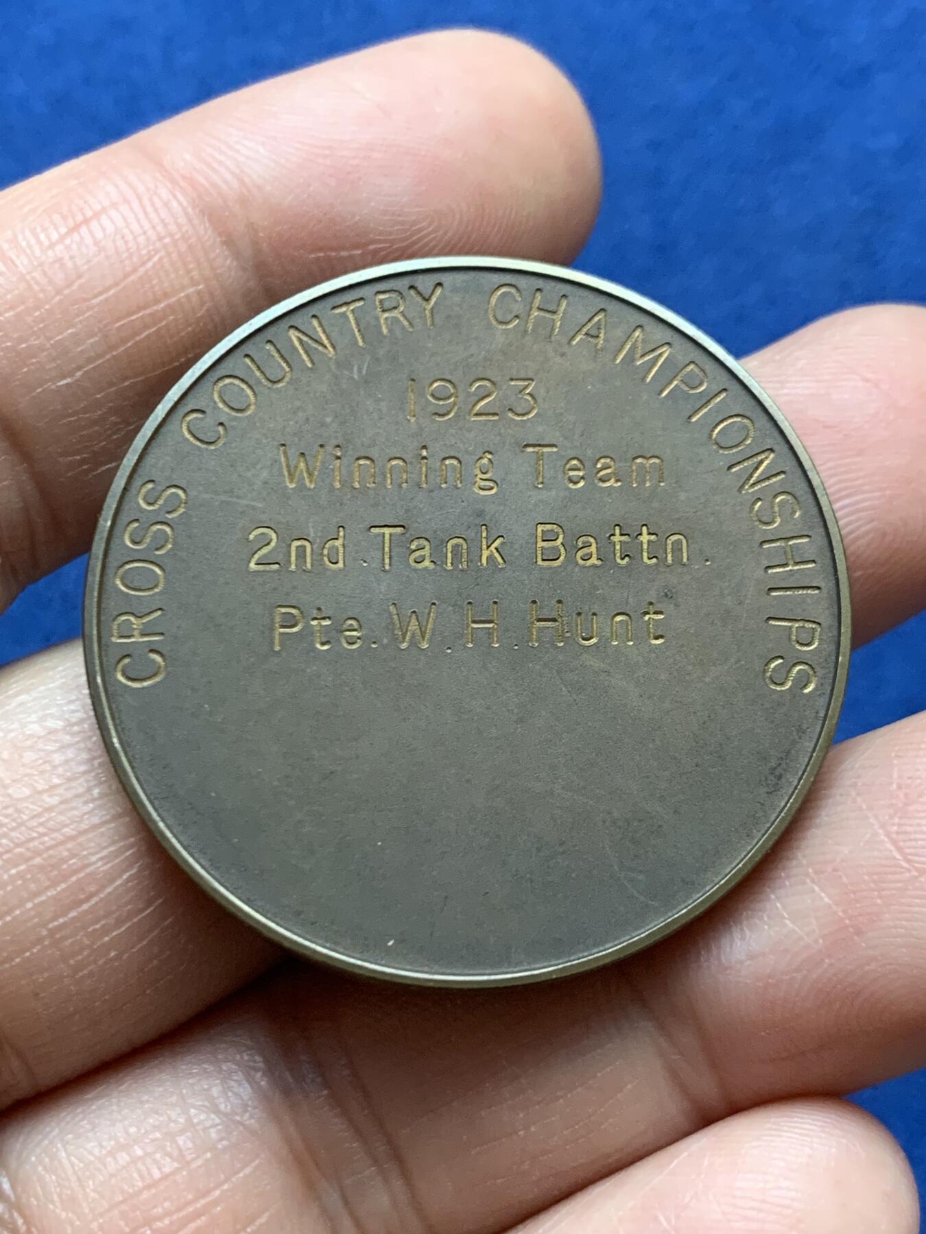《竞宝斋》第470场 周日，周一，周二 3场连拍 （全场包邮）欢迎送拍 英国1923年退役军官运动协会铜章，奖励给越野锦标赛的第二名坦克营队伍中的PTE.W.H.HUNT，设计精美，品相完好，32.1克，38mm，带原盒