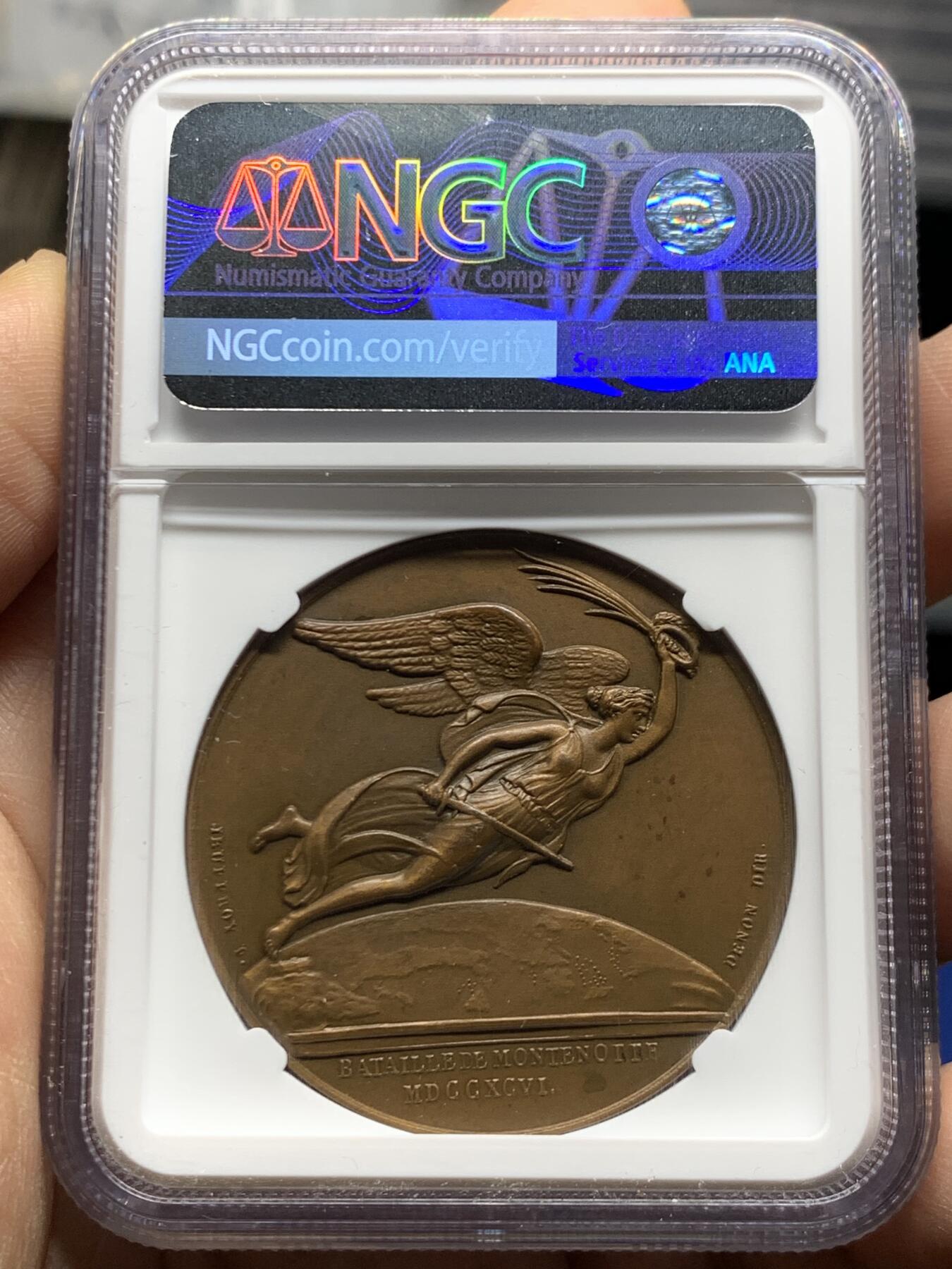 《竞宝斋》第470场 周日，周一，周二 3场连拍 （全场包邮）欢迎送拍 NGC MS63BN 法国1796年拿破仑蒙特诺特之战铜章  第一执政长发飘逸稀少头像版本 背面持剑胜利女神飞跃地中海上空 羽毛和衣物刻画飘逸 天马行空的勾划 加厚盒装 丰饶角边铭