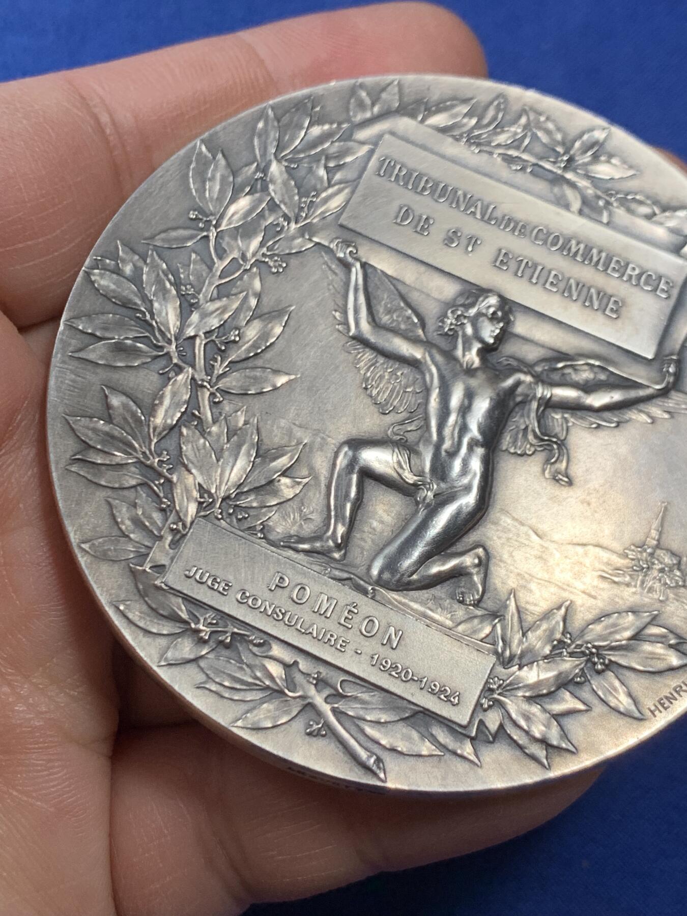 《竞宝斋》第470场 周日，周一，周二 3场连拍 （全场包邮）欢迎送拍 名家夏普兰作 1924年法国圣埃蒂安商业法庭大银章 150.5克 68mm 丰饶角银标 带盒