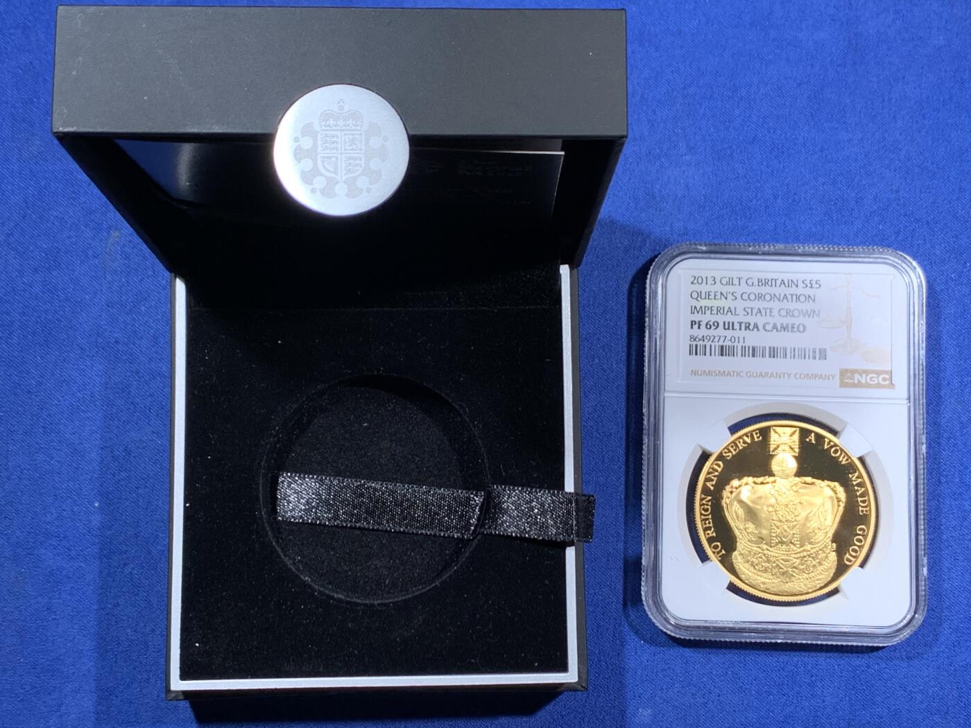 《竞宝斋》第470场 周日，周一，周二 3场连拍 （全场包邮）欢迎送拍 《珍稀币种》NGC PF69UC 英国2013年伊丽莎白女王加冕60周年5英镑镀金版精制纪念银币 925银材质+镀金工艺，925银，28.28克重，限量发行2547枚，盒证齐全
